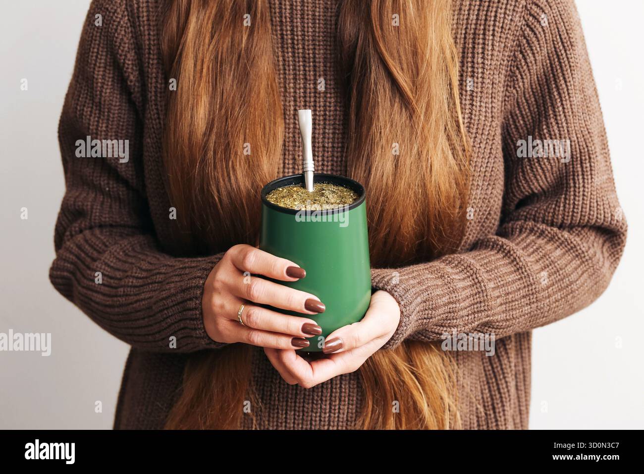 Donna che tiene la yerba mate cup. Tradizionale rituale sudamericano delle bevande. Un momento di vita caldo e accogliente. Concetto di bevanda a base di caffeina naturale. Foto Stock