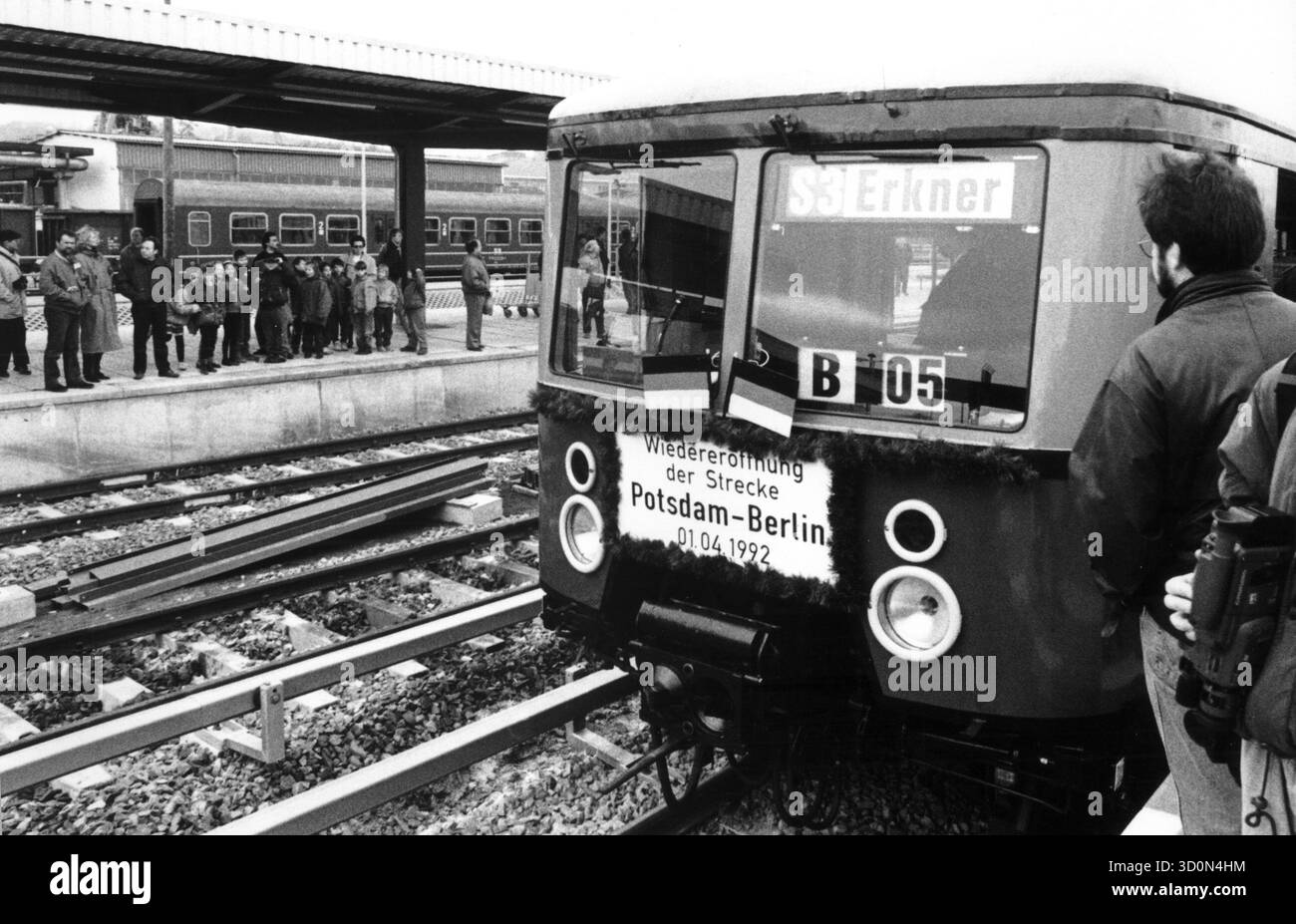 DEU, Germania, Potsdam, 1992-04-01: Riapertura cerimoniale del collegamento S-Bahn da Berlino a Potsdam. Alla stazione della S-Bahn di Potsdam, il treno premium classe 477 è decorato per il viaggio verso Berlino-Wannsee e verso Erkner. [traduzione automatizzata] Foto Stock