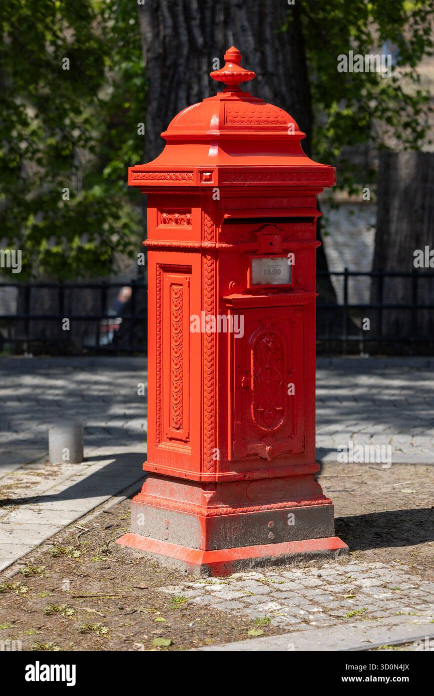 Bruges, Belgio - 19 maggio 2023: Vecchia cassetta delle lettere rossa situata nella piazza accanto a Wijngaardplein Foto Stock