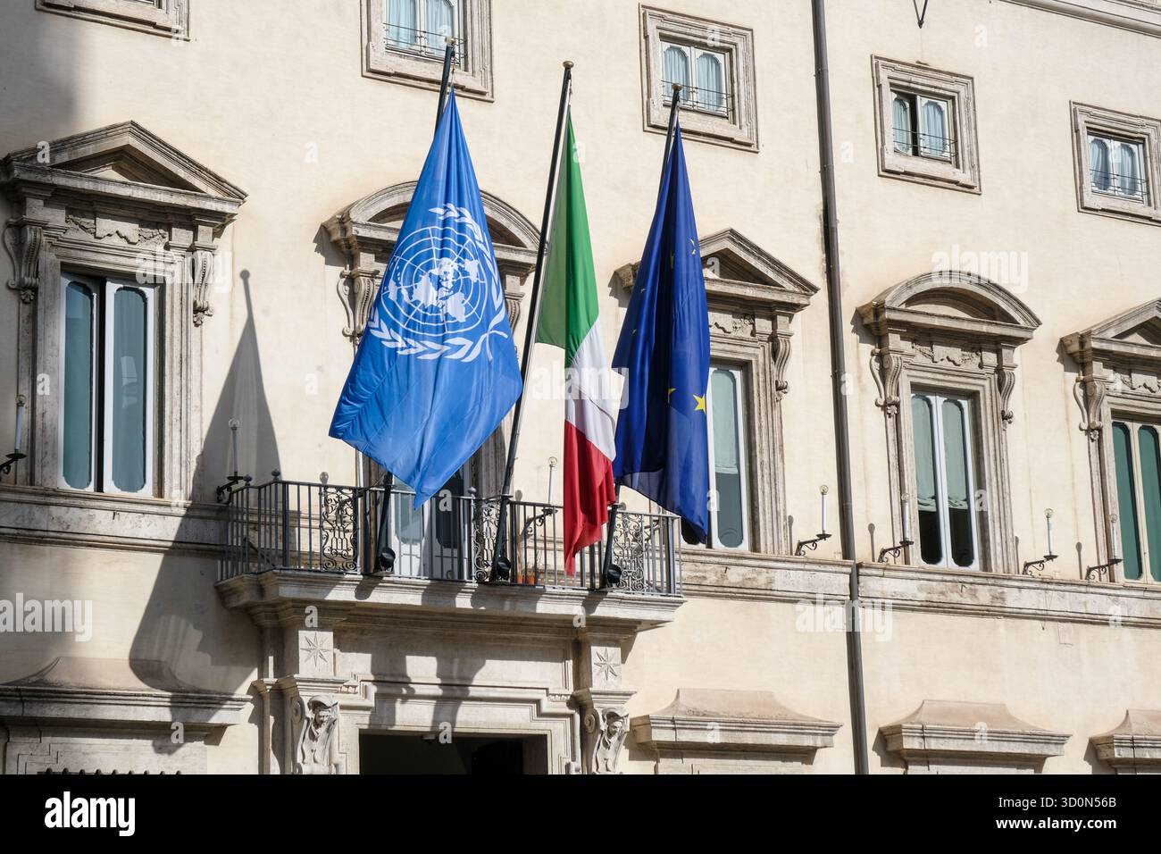 Roma, Italia. 24 ottobre 2025. A Palazzo Chigi sede del governo Italiano viene esposta la bandiera dell'ONU in occasione dell'80mo anniversario dell'entrata in vigore della carta delle Nazioni Unite. Roma Venerdì 24 ottobre 2025. (foto Mauro Scrobogna/LaPresse) la bandiera dell'ONU è esposta a Palazzo Chigi, sede del governo italiano, in occasione del 80° anniversario dell'entrata in vigore della carta delle Nazioni Unite. Roma, venerdì 24 ottobre 2025. (Foto di Mauro Scrobogna/LaPresse) credito: LaPresse/Alamy Live News Foto Stock