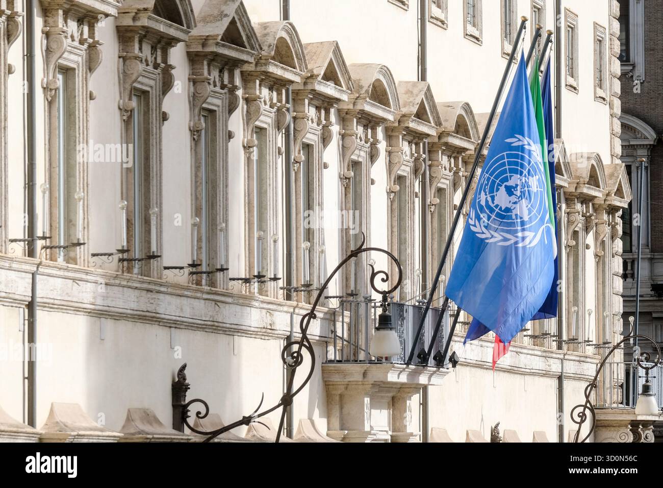 Roma, Italia. 24 ottobre 2025. A Palazzo Chigi sede del governo Italiano viene esposta la bandiera dell'ONU in occasione dell'80mo anniversario dell'entrata in vigore della carta delle Nazioni Unite. Roma Venerdì 24 ottobre 2025. (foto Mauro Scrobogna/LaPresse) la bandiera dell'ONU è esposta a Palazzo Chigi, sede del governo italiano, in occasione del 80° anniversario dell'entrata in vigore della carta delle Nazioni Unite. Roma, venerdì 24 ottobre 2025. (Foto di Mauro Scrobogna/LaPresse) credito: LaPresse/Alamy Live News Foto Stock