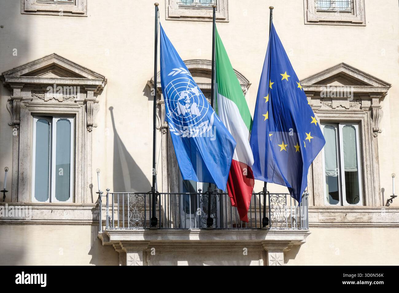 Roma, Italia. 24 ottobre 2025. A Palazzo Chigi sede del governo Italiano viene esposta la bandiera dell'ONU in occasione dell'80mo anniversario dell'entrata in vigore della carta delle Nazioni Unite. Roma Venerdì 24 ottobre 2025. (foto Mauro Scrobogna/LaPresse) la bandiera dell'ONU è esposta a Palazzo Chigi, sede del governo italiano, in occasione del 80° anniversario dell'entrata in vigore della carta delle Nazioni Unite. Roma, venerdì 24 ottobre 2025. (Foto di Mauro Scrobogna/LaPresse) credito: LaPresse/Alamy Live News Foto Stock
