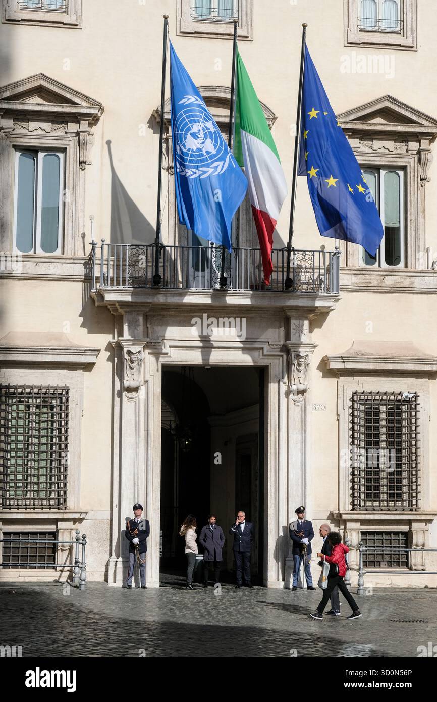 Roma, Italia. 24 ottobre 2025. A Palazzo Chigi sede del governo Italiano viene esposta la bandiera dell'ONU in occasione dell'80mo anniversario dell'entrata in vigore della carta delle Nazioni Unite. Roma Venerdì 24 ottobre 2025. (foto Mauro Scrobogna/LaPresse) la bandiera dell'ONU è esposta a Palazzo Chigi, sede del governo italiano, in occasione del 80° anniversario dell'entrata in vigore della carta delle Nazioni Unite. Roma, venerdì 24 ottobre 2025. (Foto di Mauro Scrobogna/LaPresse) credito: LaPresse/Alamy Live News Foto Stock
