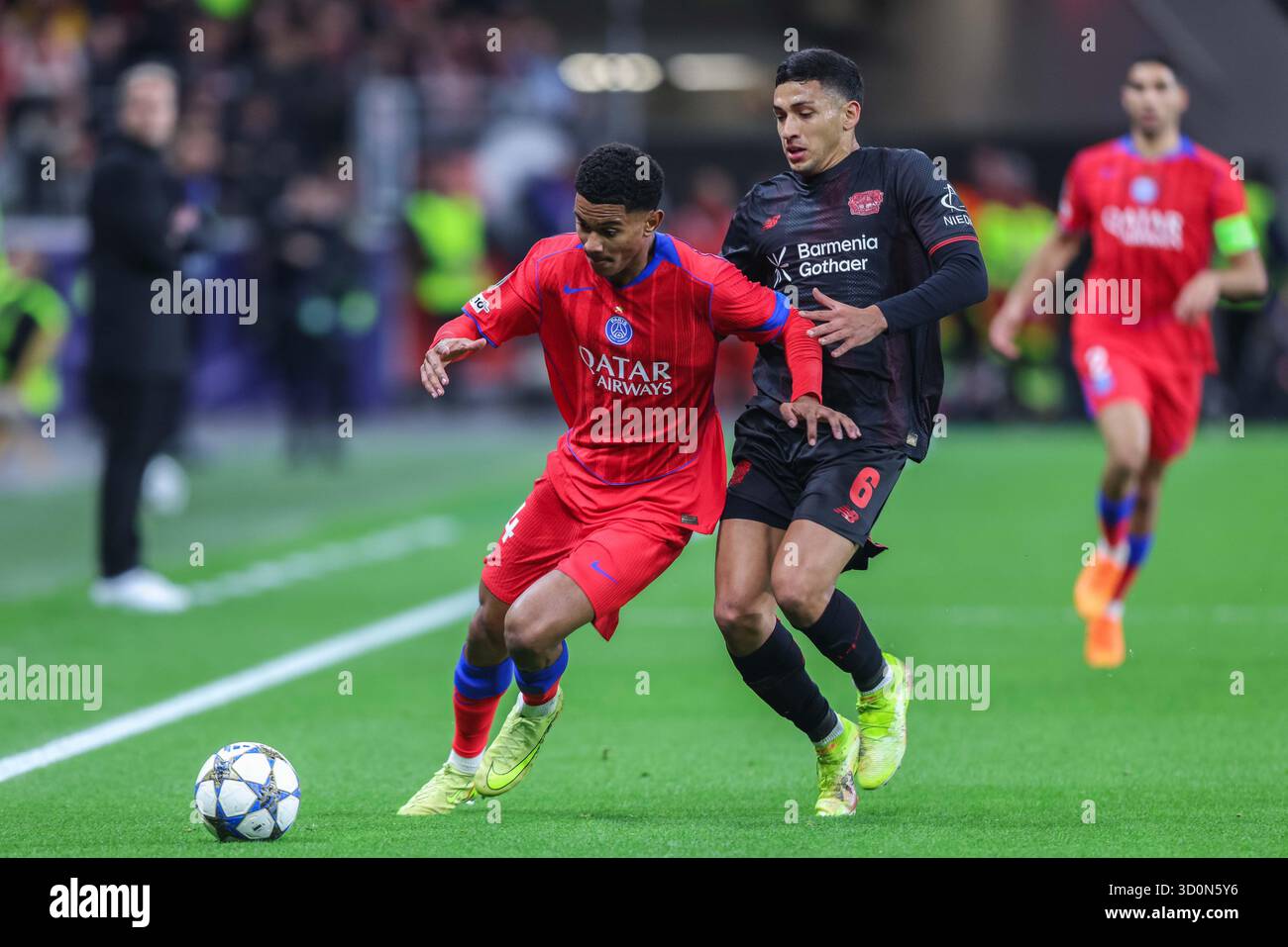 Germania. 21 ottobre 2025. Fussball Champions League 3. Spieltag Bayer 04 Leverkusen - Paris St. Germain am 21.10.2025 in der BayArena a Leverkusen Senny Mayulu ( Parigi ), Links - equi Fernandez ( Leverkusen ), rechts foto: Revierfoto credito: ddp media GmbH/Alamy Live News Foto Stock