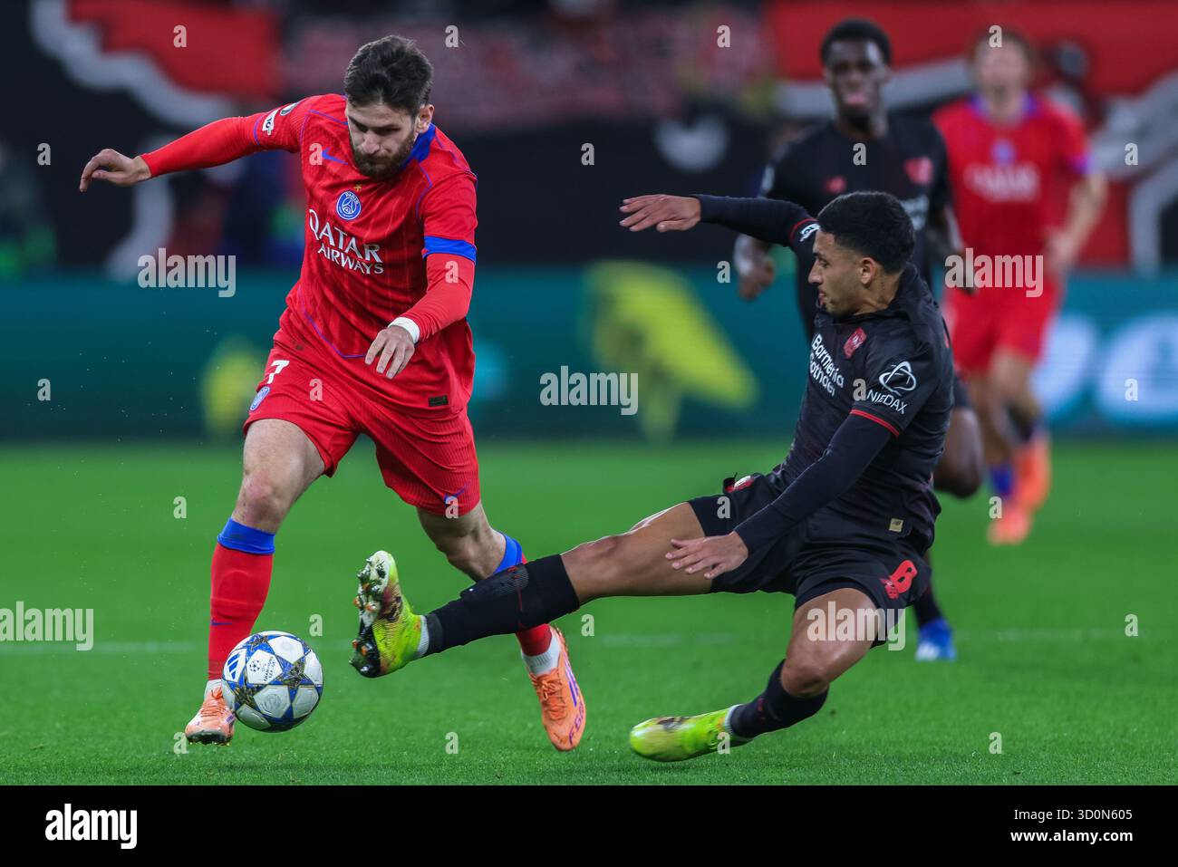 Germania. 21 ottobre 2025. Fussball Champions League 3. Spieltag Bayer 04 Leverkusen - Paris St. Germain am 21.10.2025 in der BayArena a Leverkusen Khvicha Kvaratskhelia ( Parigi ), Links - equi Fernandez ( Leverkusen ), rechts foto: Revierfoto Credit: ddp media GmbH/Alamy Live News Foto Stock