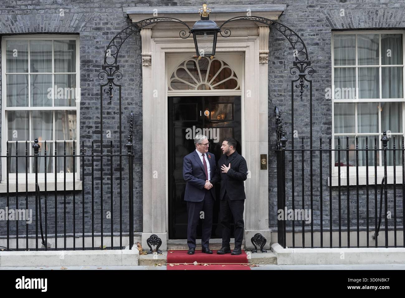 Il primo ministro Sir Keir Starmer dà il benvenuto al presidente ucraino Volodymyr Zelensky al numero 10 di Downing Street, Londra, in vista di un incontro con la coalizione degli alleati. Il Regno Unito e la Francia hanno condotto gli sforzi per riunire i paesi disposti a fornire sicurezza all'Ucraina se si concorda un cessate il fuoco. Data foto: Venerdì 24 ottobre 2025. Foto Stock