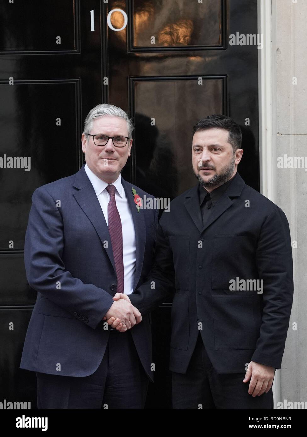 Il primo ministro Sir Keir Starmer dà il benvenuto al presidente ucraino Volodymyr Zelensky al numero 10 di Downing Street, Londra, in vista di un incontro con la coalizione degli alleati. Il Regno Unito e la Francia hanno condotto gli sforzi per riunire i paesi disposti a fornire sicurezza all'Ucraina se si concorda un cessate il fuoco. Data foto: Venerdì 24 ottobre 2025. Foto Stock