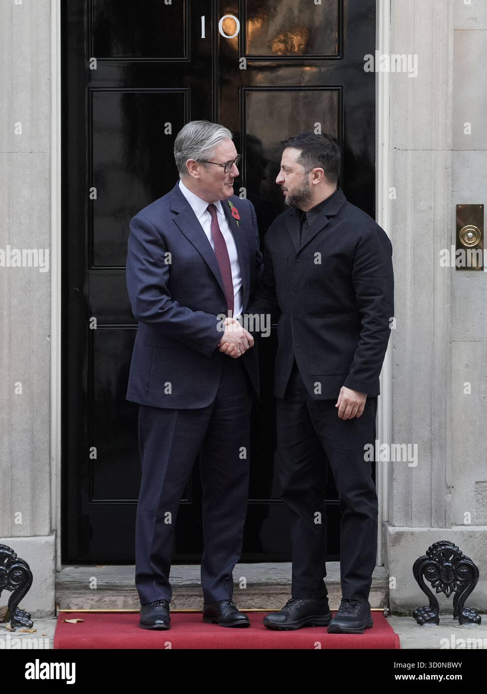 Il primo ministro Sir Keir Starmer dà il benvenuto al presidente ucraino Volodymyr Zelensky al numero 10 di Downing Street, Londra, in vista di un incontro con la coalizione degli alleati. Il Regno Unito e la Francia hanno condotto gli sforzi per riunire i paesi disposti a fornire sicurezza all'Ucraina se si concorda un cessate il fuoco. Data foto: Venerdì 24 ottobre 2025. Foto Stock