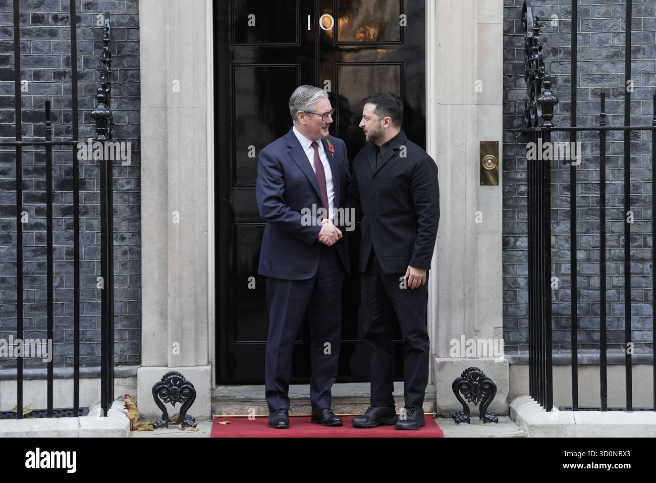 Il primo ministro Sir Keir Starmer dà il benvenuto al presidente ucraino Volodymyr Zelensky al numero 10 di Downing Street, Londra, in vista di un incontro con la coalizione degli alleati. Il Regno Unito e la Francia hanno condotto gli sforzi per riunire i paesi disposti a fornire sicurezza all'Ucraina se si concorda un cessate il fuoco. Data foto: Venerdì 24 ottobre 2025. Foto Stock