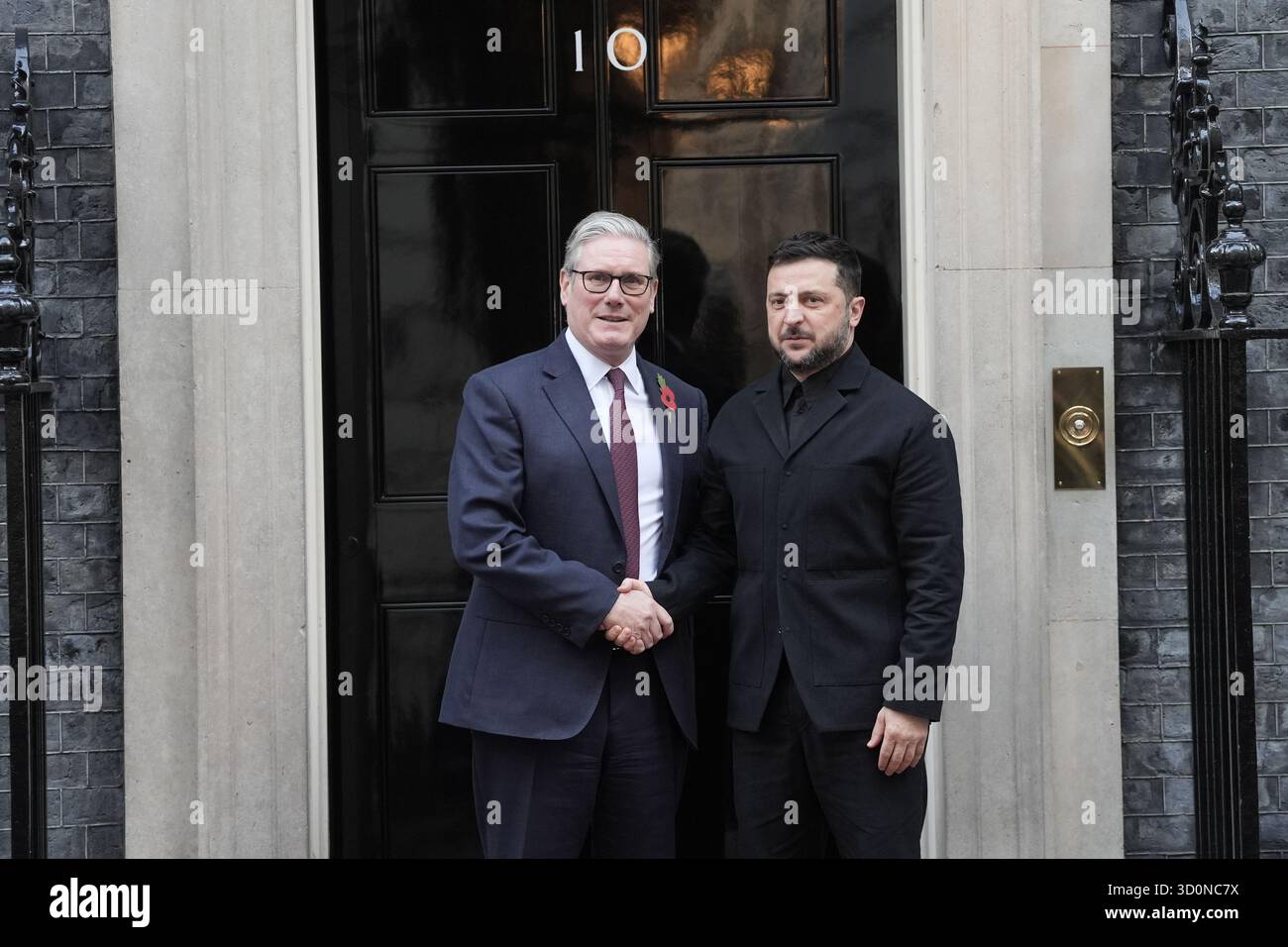 Il primo ministro Sir Keir Starmer dà il benvenuto al presidente ucraino Volodymyr Zelensky al numero 10 di Downing Street, Londra, in vista di un incontro con la coalizione degli alleati. Il Regno Unito e la Francia hanno condotto gli sforzi per riunire i paesi disposti a fornire sicurezza all'Ucraina se si concorda un cessate il fuoco. Data foto: Venerdì 24 ottobre 2025. Foto Stock