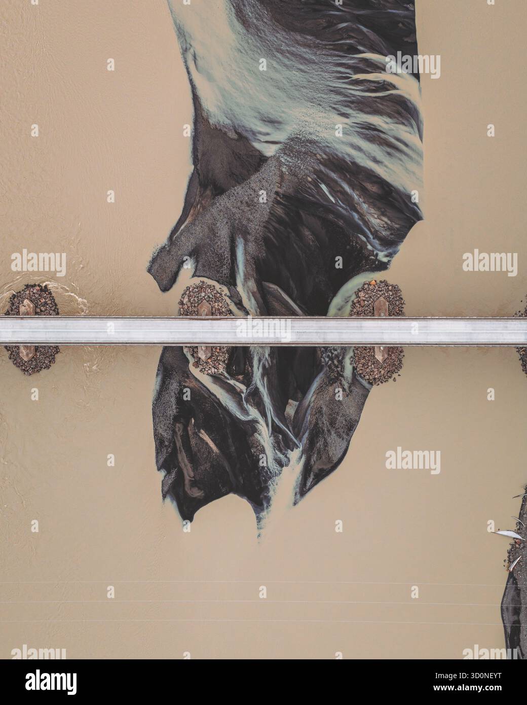 Vista aerea di un fiume che scorre attraverso Skeiðarársandur, con le sue acque glaciali che si intagliano nel paesaggio oscuro e aspro, Skeiðarársandur, Sveitarfélagið Hornafjörður, Islanda. Foto Stock