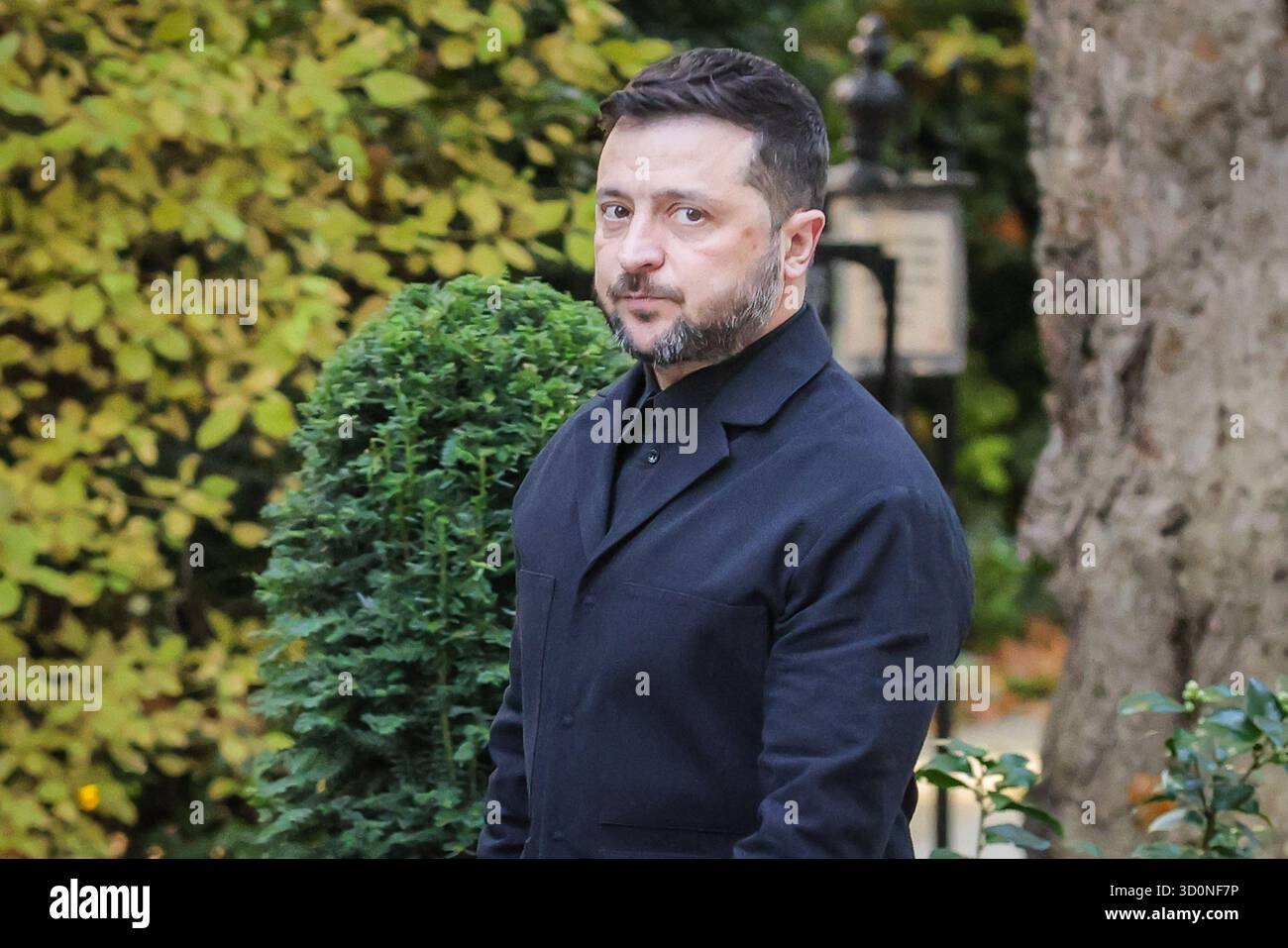 Londra, Regno Unito. 24 ottobre 2025. Volodymyr Zelenskyy, presidente dell'Ucraina, è accolto al 10 di Downing Street da Sir Keir Starmer, primo ministro del Regno Unito per riunioni bilaterali e pranzi prima che Starmer ospiti il leader ucraino e altri leader europei presso il Ministero degli Esteri per ulteriori riunioni. Crediti: Imageplotter/Alamy Live News Foto Stock