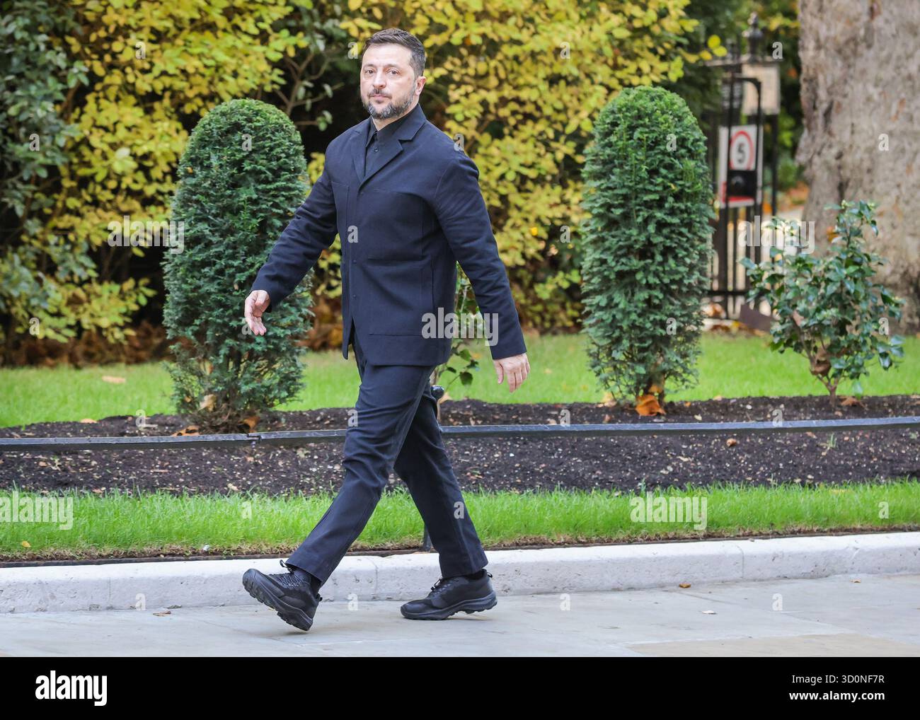 Londra, Regno Unito. 24 ottobre 2025. Volodymyr Zelenskyy, presidente dell'Ucraina, è accolto al 10 di Downing Street da Sir Keir Starmer, primo ministro del Regno Unito per riunioni bilaterali e pranzi prima che Starmer ospiti il leader ucraino e altri leader europei presso il Ministero degli Esteri per ulteriori riunioni. Crediti: Imageplotter/Alamy Live News Foto Stock