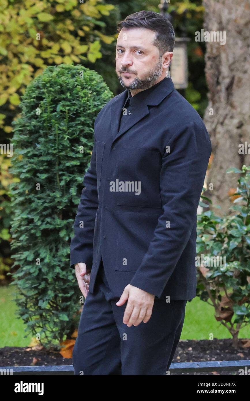 Londra, Regno Unito. 24 ottobre 2025. Volodymyr Zelenskyy, presidente dell'Ucraina, è accolto al 10 di Downing Street da Sir Keir Starmer, primo ministro del Regno Unito per riunioni bilaterali e pranzi prima che Starmer ospiti il leader ucraino e altri leader europei presso il Ministero degli Esteri per ulteriori riunioni. Crediti: Imageplotter/Alamy Live News Foto Stock