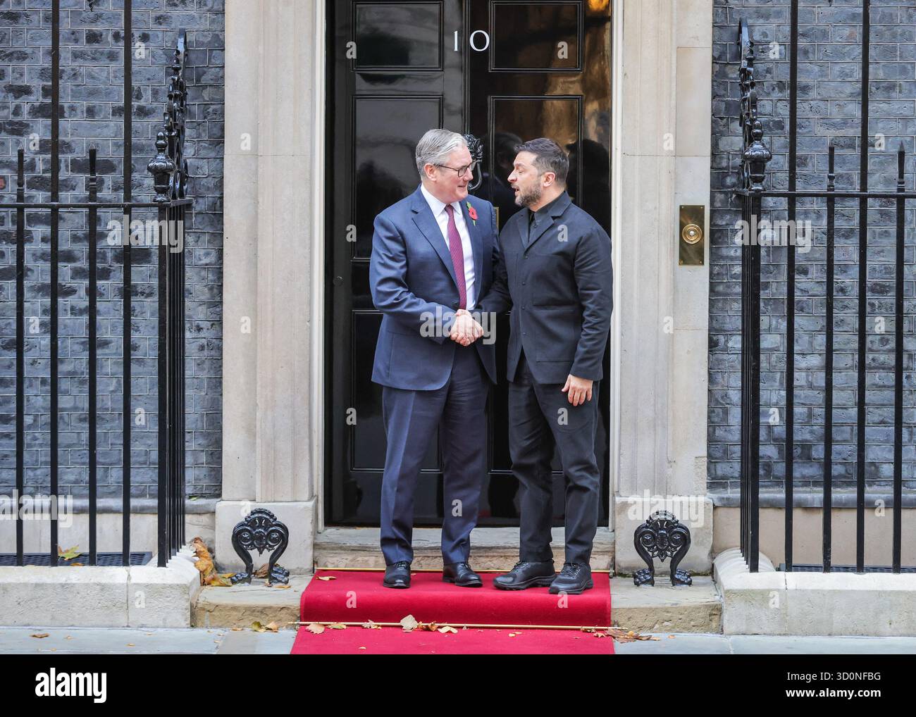 Londra, Regno Unito. 24 ottobre 2025. Volodymyr Zelenskyy, presidente dell'Ucraina, è accolto al 10 di Downing Street da Sir Keir Starmer, primo ministro del Regno Unito per riunioni bilaterali e pranzi prima che Starmer ospiti il leader ucraino e altri leader europei presso il Ministero degli Esteri per ulteriori riunioni. Crediti: Imageplotter/Alamy Live News Foto Stock