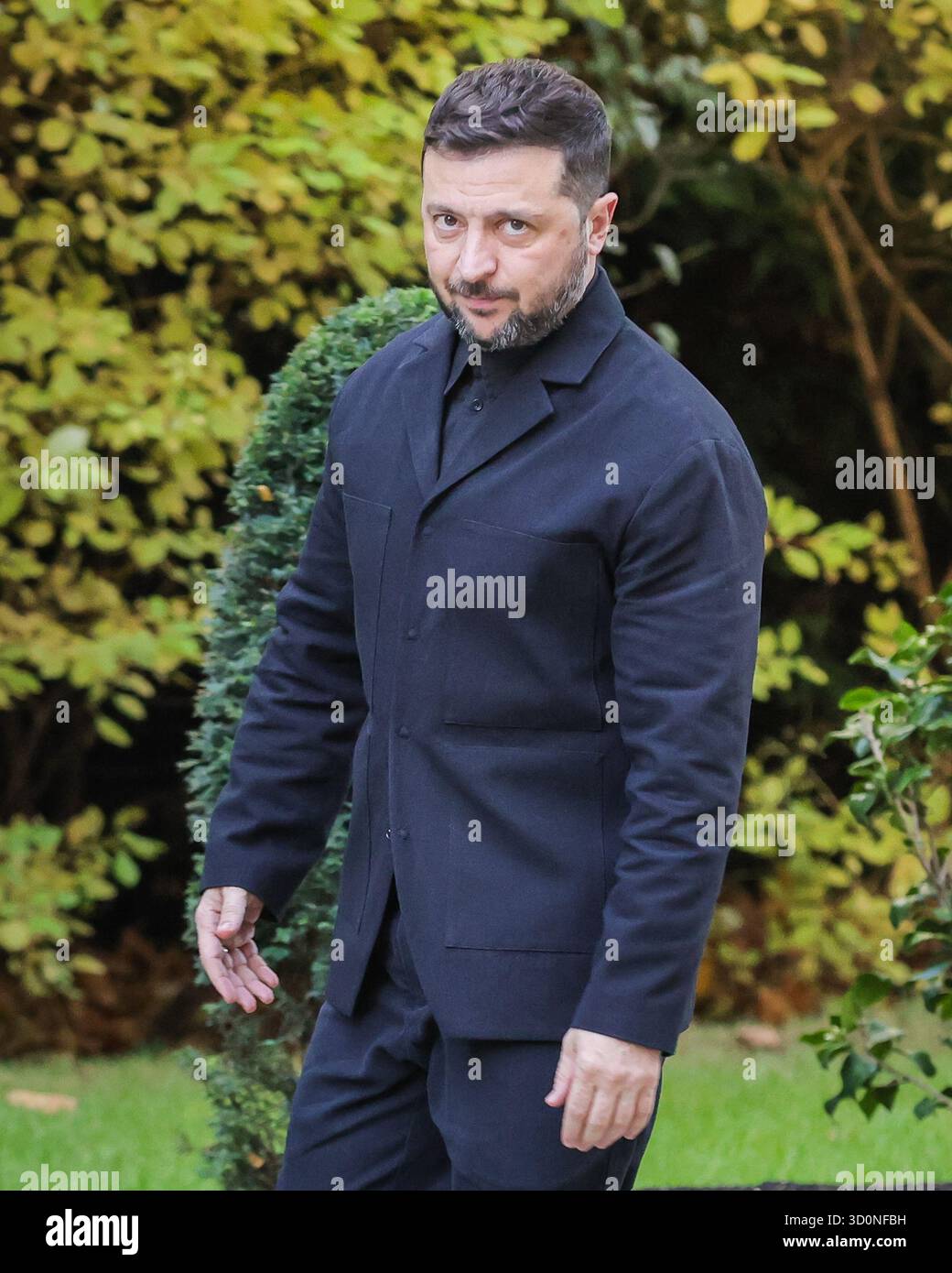 Londra, Regno Unito. 24 ottobre 2025. Volodymyr Zelenskyy, presidente dell'Ucraina, è accolto al 10 di Downing Street da Sir Keir Starmer, primo ministro del Regno Unito per riunioni bilaterali e pranzi prima che Starmer ospiti il leader ucraino e altri leader europei presso il Ministero degli Esteri per ulteriori riunioni. Crediti: Imageplotter/Alamy Live News Foto Stock