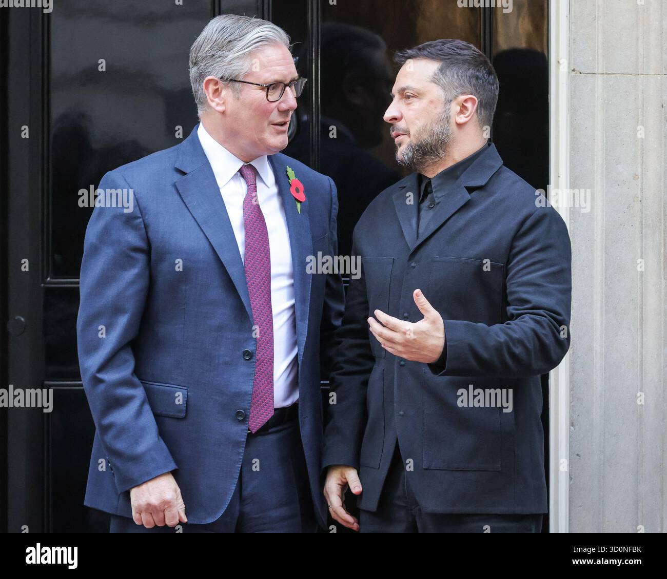 Londra, Regno Unito. 24 ottobre 2025. Volodymyr Zelenskyy, presidente dell'Ucraina, è accolto al 10 di Downing Street da Sir Keir Starmer, primo ministro del Regno Unito per riunioni bilaterali e pranzi prima che Starmer ospiti il leader ucraino e altri leader europei presso il Ministero degli Esteri per ulteriori riunioni. Crediti: Imageplotter/Alamy Live News Foto Stock