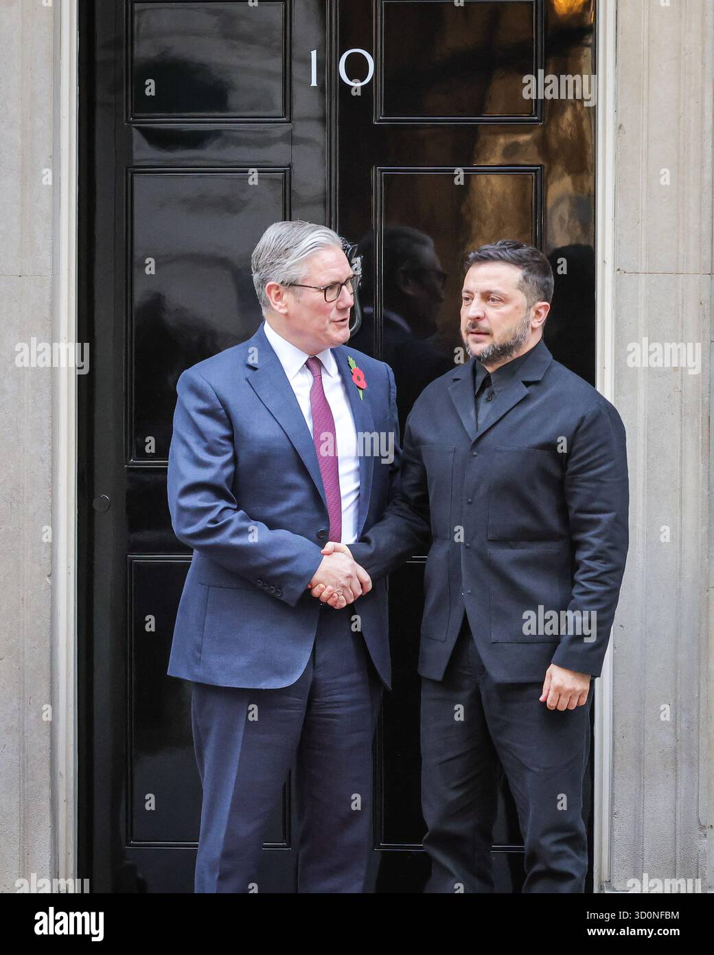 Londra, Regno Unito. 24 ottobre 2025. Volodymyr Zelenskyy, presidente dell'Ucraina, è accolto al 10 di Downing Street da Sir Keir Starmer, primo ministro del Regno Unito per riunioni bilaterali e pranzi prima che Starmer ospiti il leader ucraino e altri leader europei presso il Ministero degli Esteri per ulteriori riunioni. Crediti: Imageplotter/Alamy Live News Foto Stock