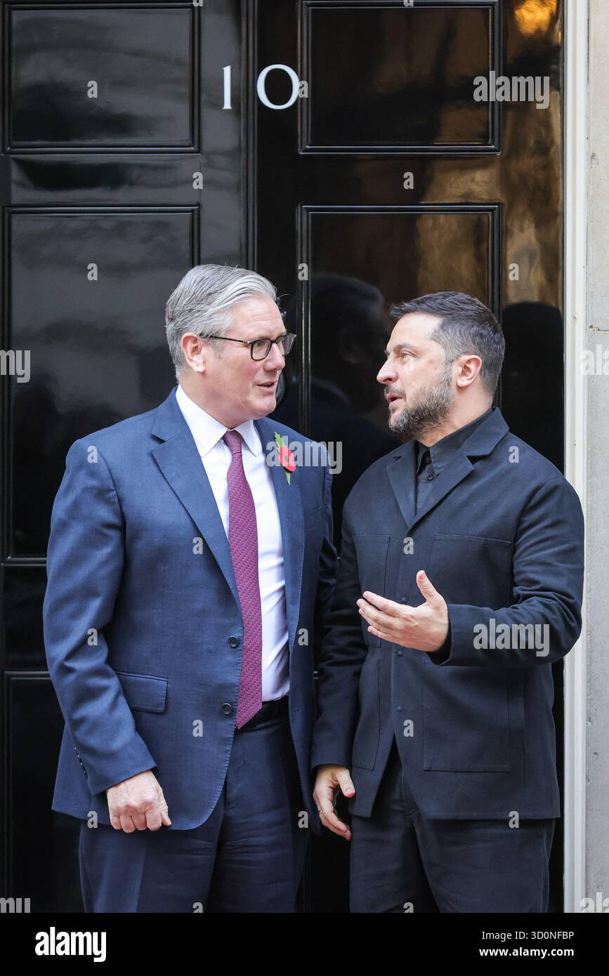 Londra, Regno Unito. 24 ottobre 2025. Volodymyr Zelenskyy, presidente dell'Ucraina, è accolto al 10 di Downing Street da Sir Keir Starmer, primo ministro del Regno Unito per riunioni bilaterali e pranzi prima che Starmer ospiti il leader ucraino e altri leader europei presso il Ministero degli Esteri per ulteriori riunioni. Crediti: Imageplotter/Alamy Live News Foto Stock