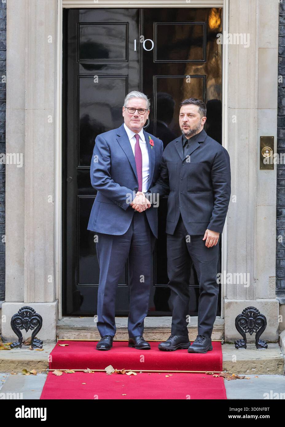 Londra, Regno Unito. 24 ottobre 2025. Volodymyr Zelenskyy, presidente dell'Ucraina, è accolto al 10 di Downing Street da Sir Keir Starmer, primo ministro del Regno Unito per riunioni bilaterali e pranzi prima che Starmer ospiti il leader ucraino e altri leader europei presso il Ministero degli Esteri per ulteriori riunioni. Crediti: Imageplotter/Alamy Live News Foto Stock