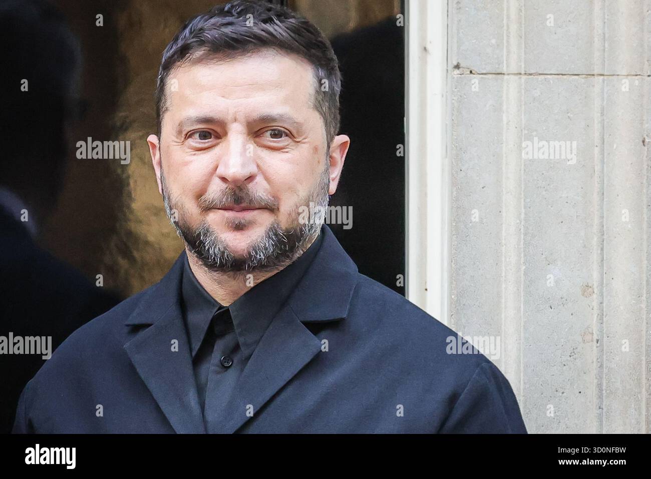 Londra, Regno Unito. 24 ottobre 2025. Volodymyr Zelenskyy, presidente dell'Ucraina, è accolto al 10 di Downing Street da Sir Keir Starmer, primo ministro del Regno Unito per riunioni bilaterali e pranzi prima che Starmer ospiti il leader ucraino e altri leader europei presso il Ministero degli Esteri per ulteriori riunioni. Crediti: Imageplotter/Alamy Live News Foto Stock