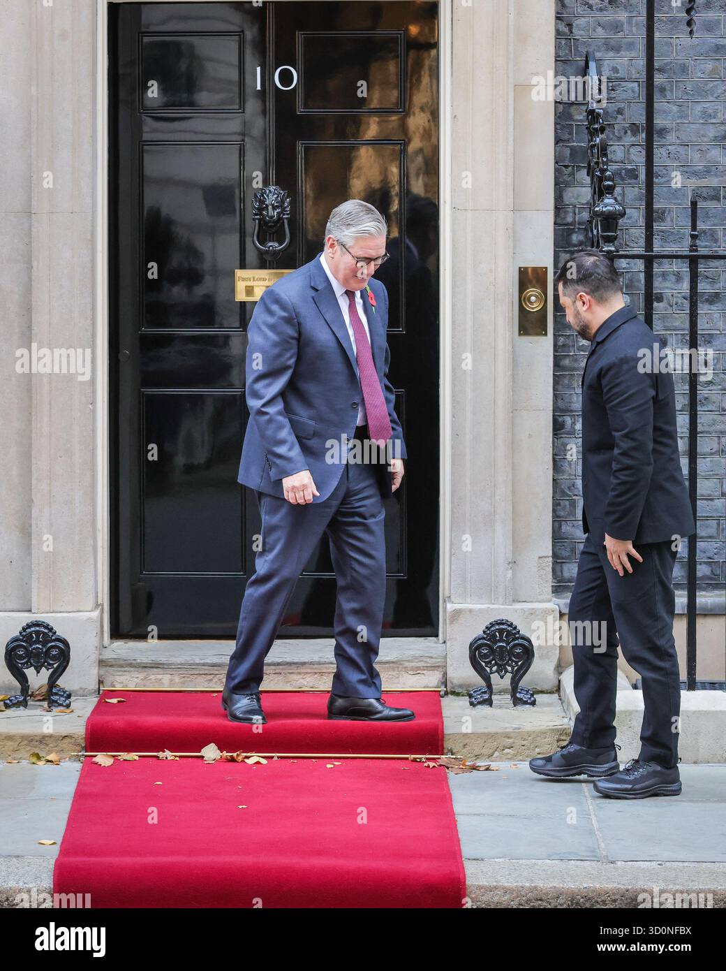 Londra, Regno Unito. 24 ottobre 2025. Volodymyr Zelenskyy, presidente dell'Ucraina, è accolto al 10 di Downing Street da Sir Keir Starmer, primo ministro del Regno Unito per riunioni bilaterali e pranzi prima che Starmer ospiti il leader ucraino e altri leader europei presso il Ministero degli Esteri per ulteriori riunioni. Crediti: Imageplotter/Alamy Live News Foto Stock