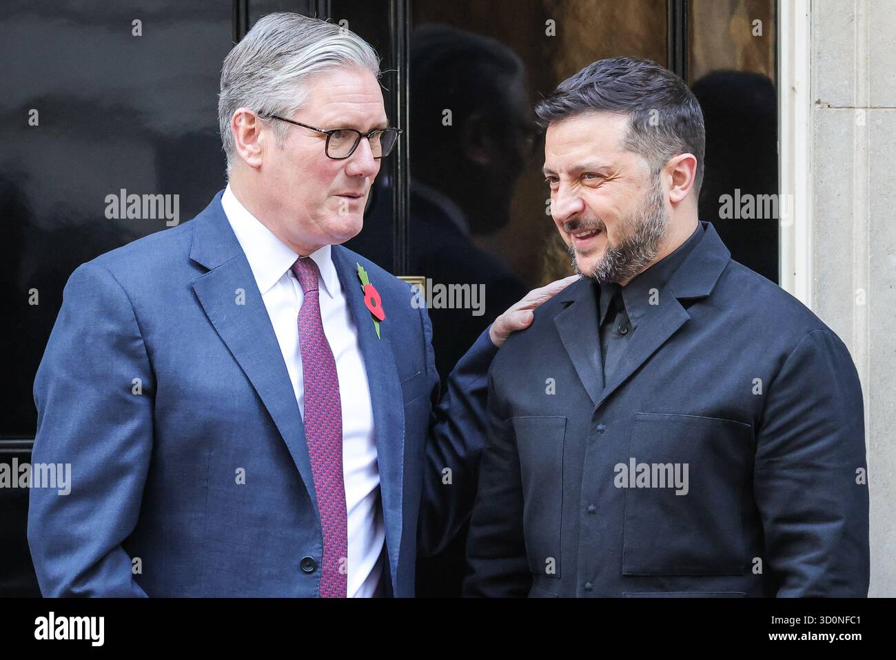 Londra, Regno Unito. 24 ottobre 2025. Volodymyr Zelenskyy, presidente dell'Ucraina, è accolto al 10 di Downing Street da Sir Keir Starmer, primo ministro del Regno Unito per riunioni bilaterali e pranzi prima che Starmer ospiti il leader ucraino e altri leader europei presso il Ministero degli Esteri per ulteriori riunioni. Crediti: Imageplotter/Alamy Live News Foto Stock