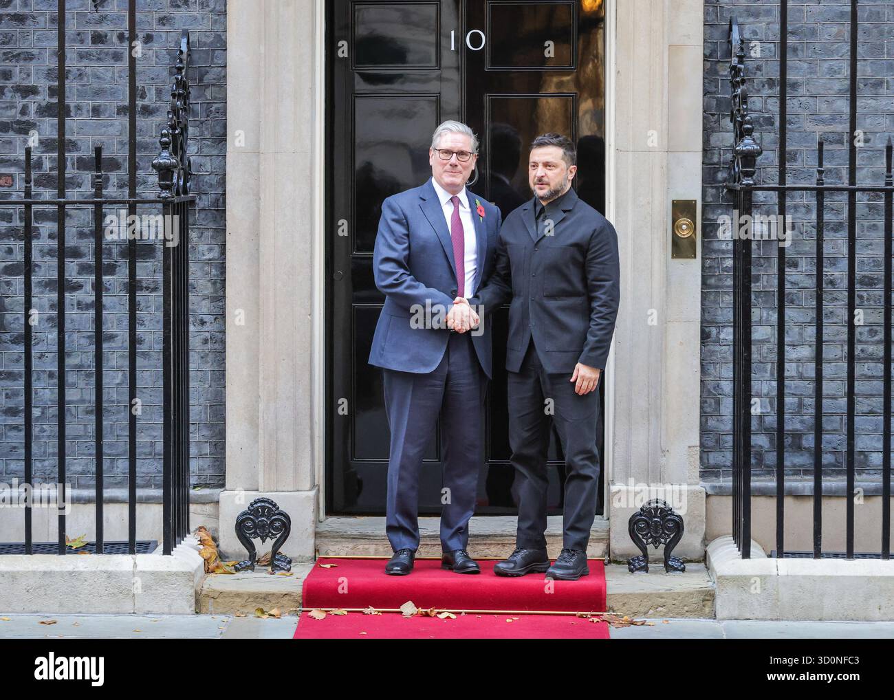 Londra, Regno Unito. 24 ottobre 2025. Volodymyr Zelenskyy, presidente dell'Ucraina, è accolto al 10 di Downing Street da Sir Keir Starmer, primo ministro del Regno Unito per riunioni bilaterali e pranzi prima che Starmer ospiti il leader ucraino e altri leader europei presso il Ministero degli Esteri per ulteriori riunioni. Crediti: Imageplotter/Alamy Live News Foto Stock