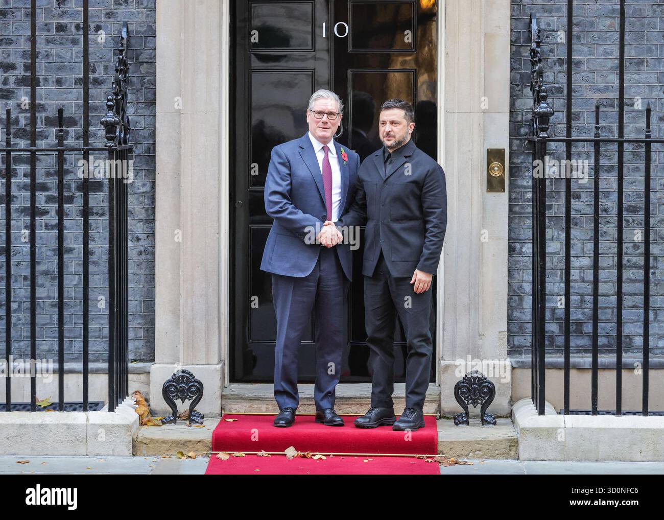 Londra, Regno Unito. 24 ottobre 2025. Volodymyr Zelenskyy, presidente dell'Ucraina, è accolto al 10 di Downing Street da Sir Keir Starmer, primo ministro del Regno Unito per riunioni bilaterali e pranzi prima che Starmer ospiti il leader ucraino e altri leader europei presso il Ministero degli Esteri per ulteriori riunioni. Crediti: Imageplotter/Alamy Live News Foto Stock
