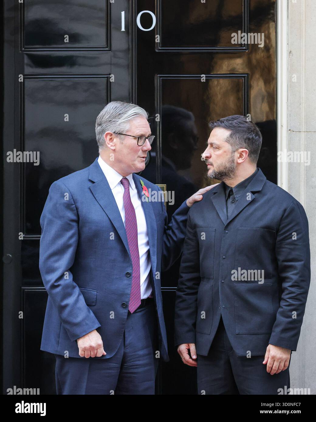 Londra, Regno Unito. 24 ottobre 2025. Volodymyr Zelenskyy, presidente dell'Ucraina, è accolto al 10 di Downing Street da Sir Keir Starmer, primo ministro del Regno Unito per riunioni bilaterali e pranzi prima che Starmer ospiti il leader ucraino e altri leader europei presso il Ministero degli Esteri per ulteriori riunioni. Crediti: Imageplotter/Alamy Live News Foto Stock