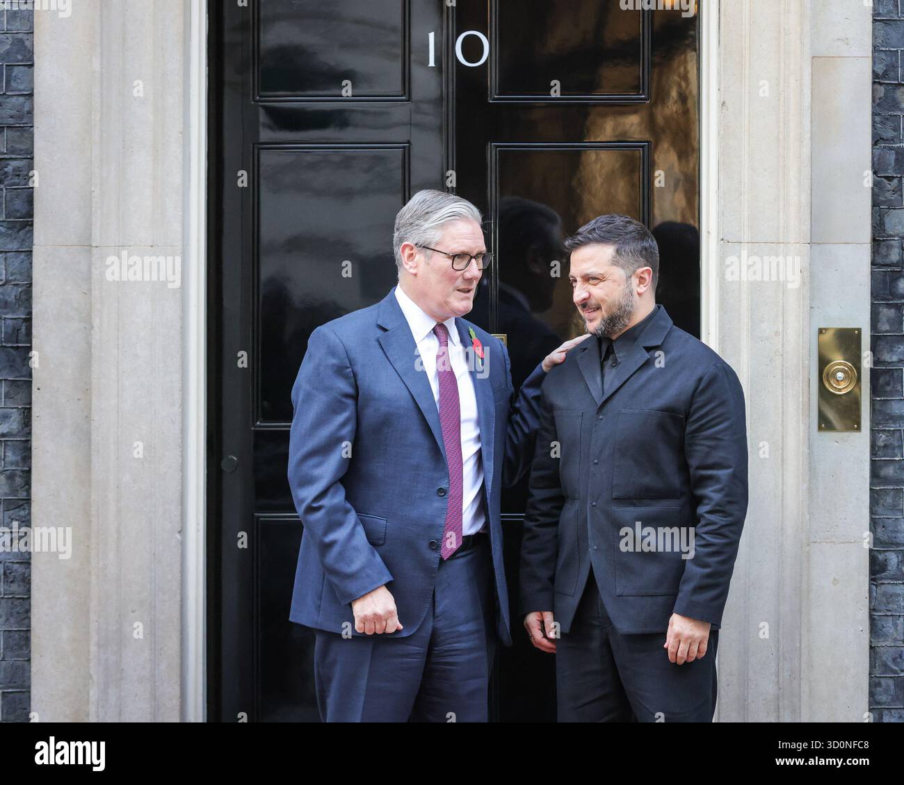 Londra, Regno Unito. 24 ottobre 2025. Volodymyr Zelenskyy, presidente dell'Ucraina, è accolto al 10 di Downing Street da Sir Keir Starmer, primo ministro del Regno Unito per riunioni bilaterali e pranzi prima che Starmer ospiti il leader ucraino e altri leader europei presso il Ministero degli Esteri per ulteriori riunioni. Crediti: Imageplotter/Alamy Live News Foto Stock