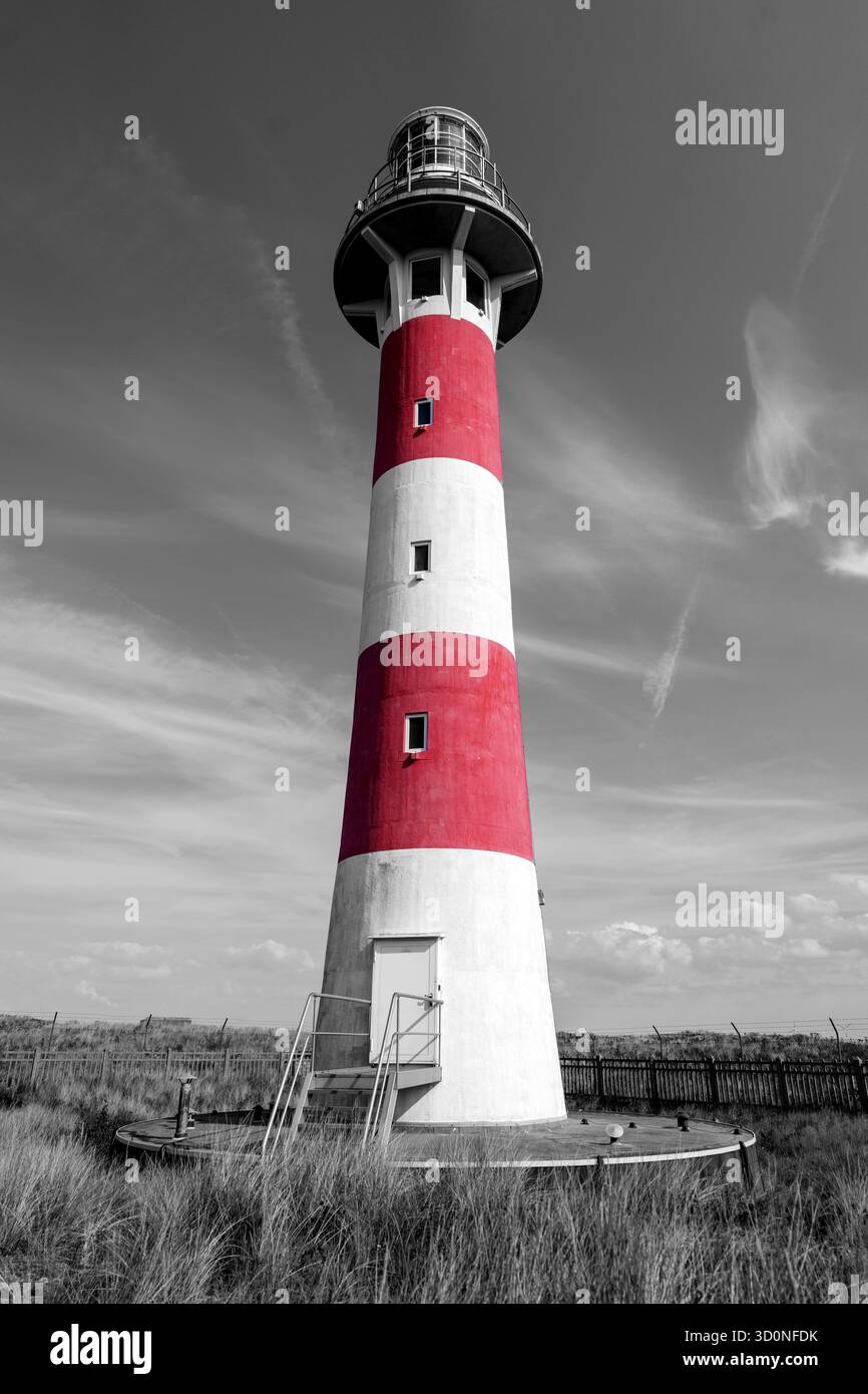 Torre del faro rossa e bianca in una fotografia minimalista a colori selettiva Foto Stock