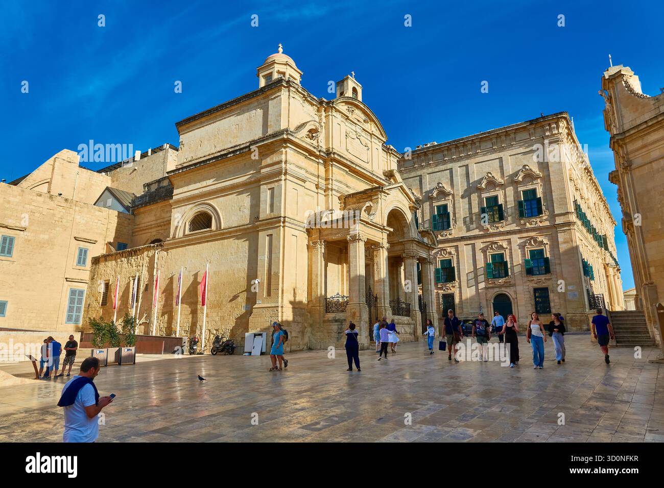 Storica Chiesa di pietra di Santa Caterina in una piazza con turisti e cielo azzurro luminoso nella soleggiata Piazza della città Foto Stock