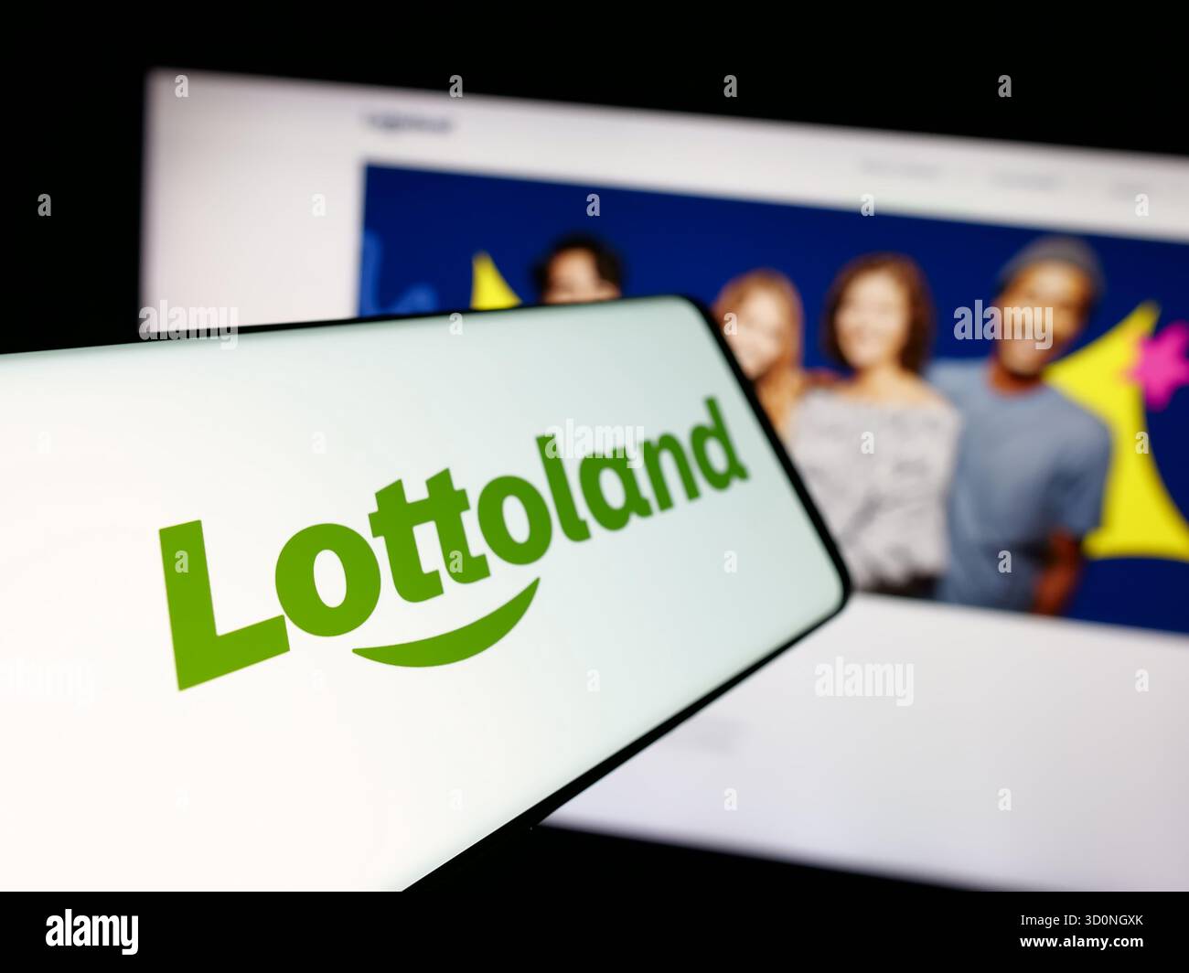 Stoccarda, Germania - 17-10-2025: Smartphone con logo della lotteria online Lottoland Limited sullo schermo davanti al sito web. Concentrati sulla sinistra del phon Foto Stock