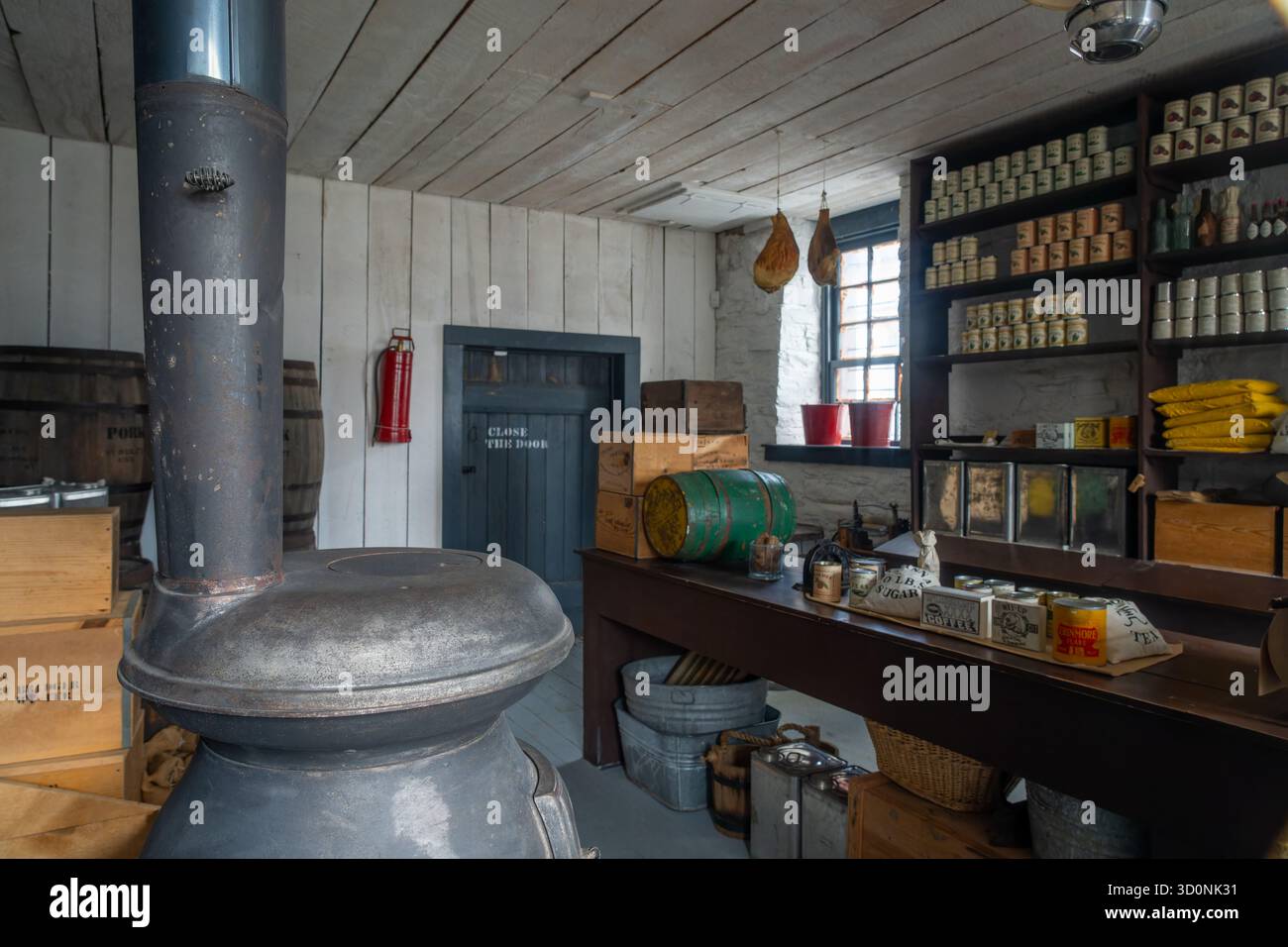 Interno del vecchio commissario del sito storico statale di Fort Bridger, Wyoming. Foto Stock