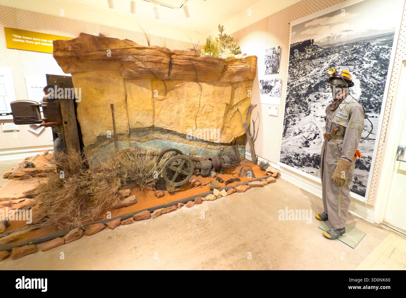 Riproduzione dell'esplosivo o della rivista di polveri della Yellow Circle Mine, una miniera di uranio, nel Dan o'Laurie Museum di Moab, Utah. Foto Stock