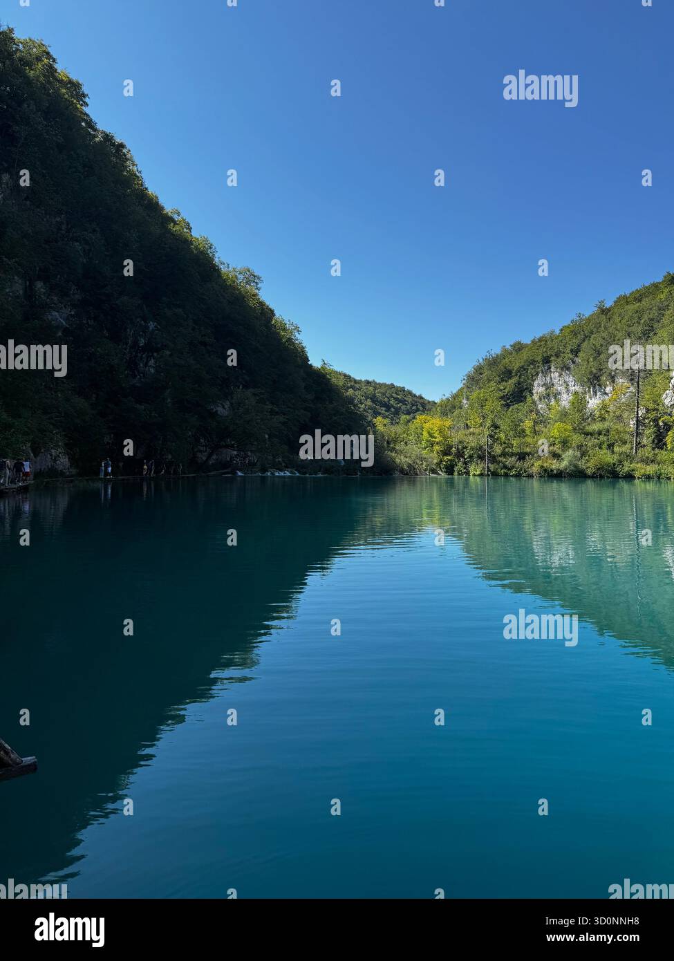 Laghi di Plitvice. Croazia. Estate 2025. Paesaggio di laghi e montagne - Immagine stock catturata con smartphone