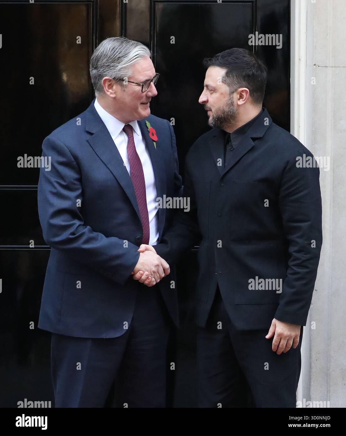 Londra, Regno Unito. 24 ottobre 2025. Il primo ministro britannico Keir Starmer saluta il presidente ucraino Volodymyr Zelensky al n. 10 di Downing Street, Londra, venerdì 24 ottobre 2025. Starmer sta ospitando i leader europei per una coalizione del vertice volontario in aiuto dell'Ucraina. Foto di Hugo Philpott/UPI credito: UPI/Alamy Live News Foto Stock