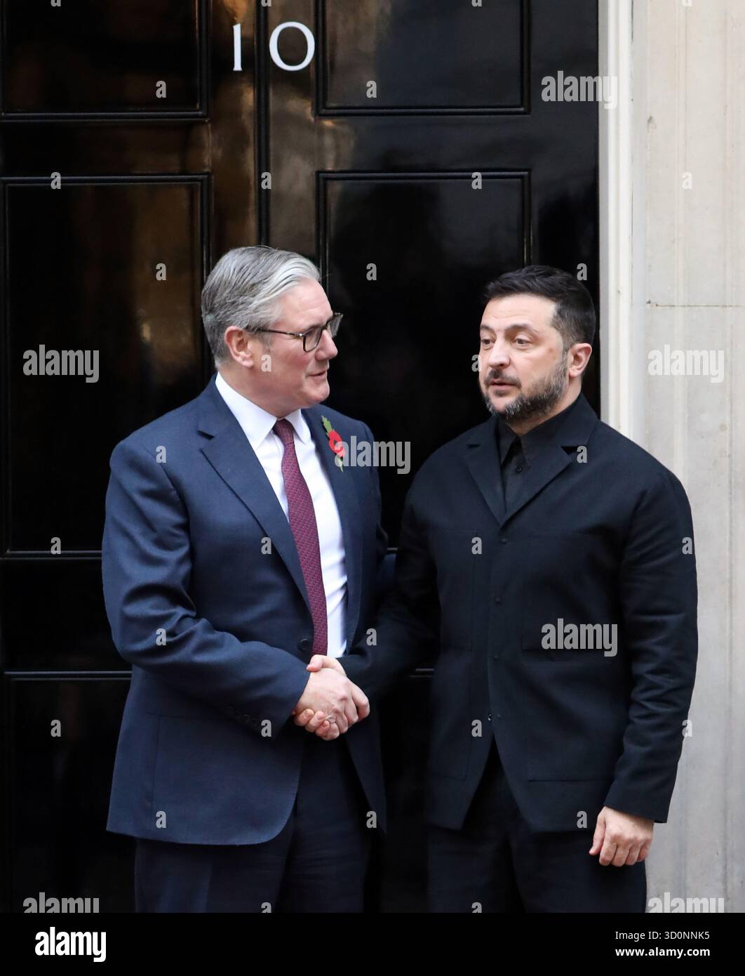 Londra, Regno Unito. 24 ottobre 2025. Il primo ministro britannico Keir Starmer saluta il presidente ucraino Volodymyr Zelensky al n. 10 di Downing Street, Londra, venerdì 24 ottobre 2025. Starmer sta ospitando i leader europei per una coalizione del vertice volontario in aiuto dell'Ucraina. Foto di Hugo Philpott/UPI credito: UPI/Alamy Live News Foto Stock