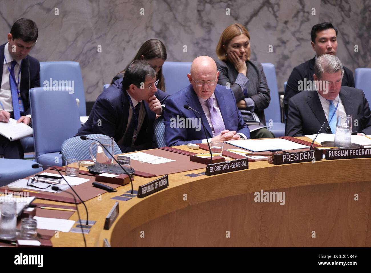 NAZIONI UNITE, NEW YORK – 21 OTTOBRE 2025: Vassily Nebenzia, rappresentante permanente della Federazione russa e presidente del Consiglio di sicurezza per il mese di ottobre, presiede una riunione del Consiglio di sicurezza sugli sviluppi in Kosovo e la missione di amministrazione ad interim delle Nazioni Unite in Kosovo (UNMIK), insieme a Dmitry Polyanskiy, rappresentante permanente della Federazione russa presso le Nazioni Unite. (Foto: Luiz Rampelotto/EuropaNewswire) Foto Stock