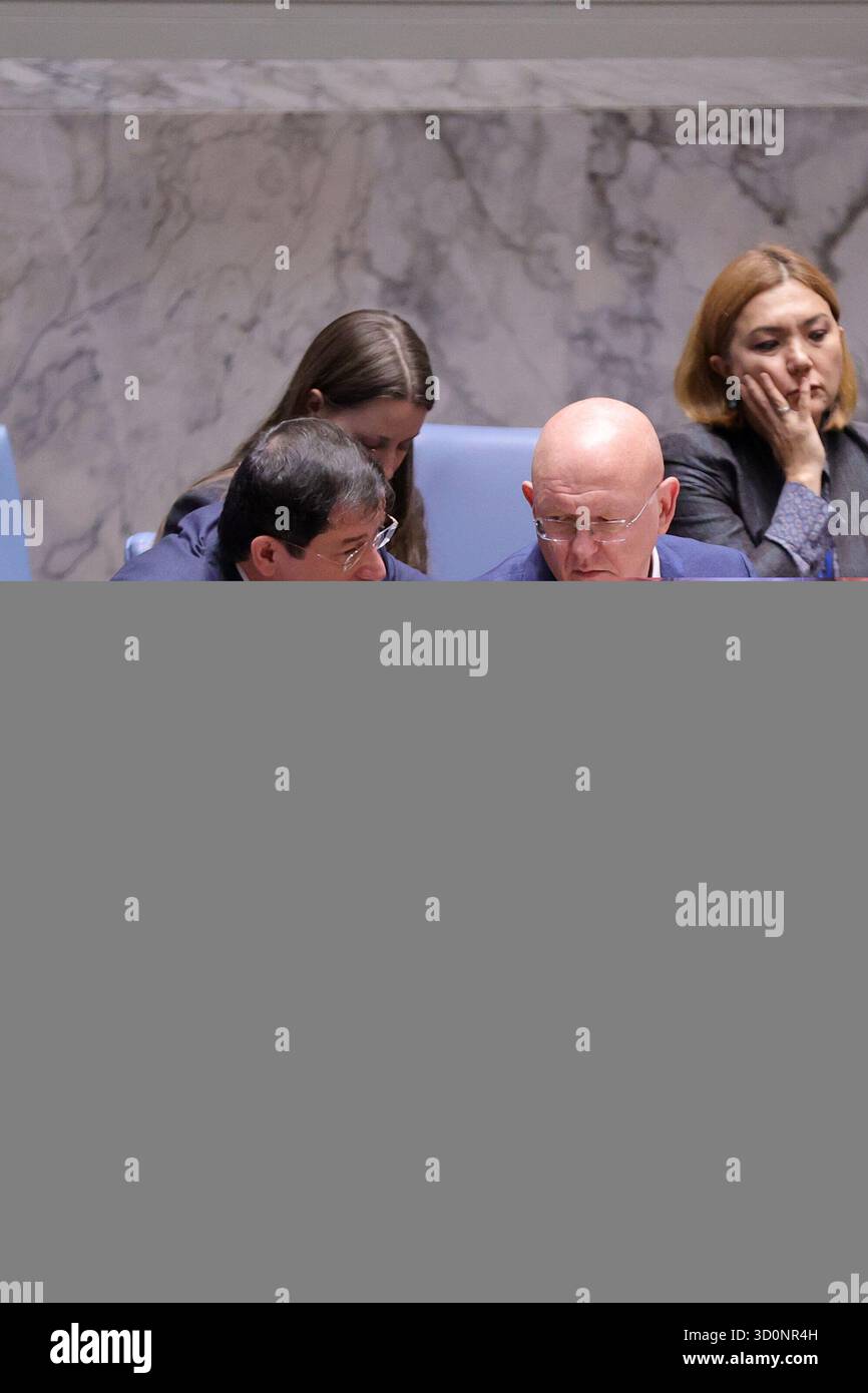 NAZIONI UNITE, NEW YORK – 21 OTTOBRE 2025: Vassily Nebenzia, rappresentante permanente della Federazione russa e presidente del Consiglio di sicurezza per il mese di ottobre, presiede una riunione del Consiglio di sicurezza sugli sviluppi in Kosovo e la missione di amministrazione ad interim delle Nazioni Unite in Kosovo (UNMIK), insieme a Dmitry Polyanskiy, rappresentante permanente della Federazione russa presso le Nazioni Unite. (Foto: Luiz Rampelotto/EuropaNewswire) Foto Stock