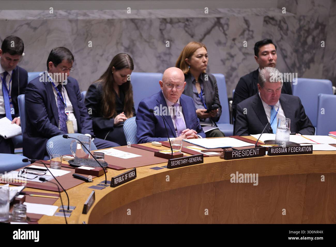 NAZIONI UNITE, NEW YORK – 21 OTTOBRE 2025: Vassily Nebenzia, rappresentante permanente della Federazione russa e presidente del Consiglio di sicurezza per il mese di ottobre, presiede una riunione del Consiglio di sicurezza sugli sviluppi in Kosovo e la missione di amministrazione ad interim delle Nazioni Unite in Kosovo (UNMIK), insieme a Dmitry Polyanskiy, rappresentante permanente della Federazione russa presso le Nazioni Unite. (Foto: Luiz Rampelotto/EuropaNewswire) Foto Stock