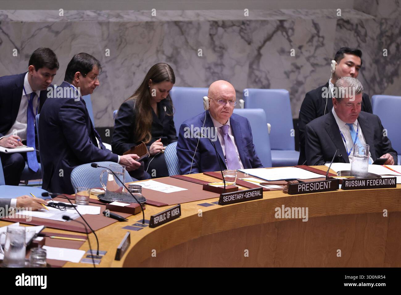 NAZIONI UNITE, NEW YORK – 21 OTTOBRE 2025: Vassily Nebenzia, rappresentante permanente della Federazione russa e presidente del Consiglio di sicurezza per il mese di ottobre, presiede una riunione del Consiglio di sicurezza sugli sviluppi in Kosovo e la missione di amministrazione ad interim delle Nazioni Unite in Kosovo (UNMIK), insieme a Dmitry Polyanskiy, rappresentante permanente della Federazione russa presso le Nazioni Unite. (Foto: Luiz Rampelotto/EuropaNewswire) Foto Stock