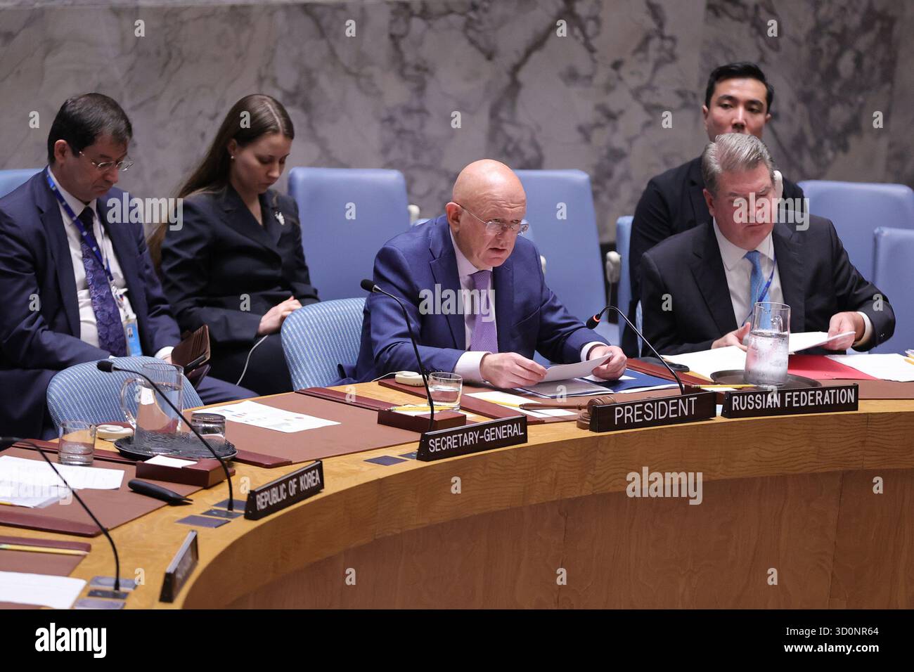 NAZIONI UNITE, NEW YORK – 21 OTTOBRE 2025: Vassily Nebenzia, rappresentante permanente della Federazione russa e presidente del Consiglio di sicurezza per il mese di ottobre, presiede una riunione del Consiglio di sicurezza sugli sviluppi in Kosovo e la missione di amministrazione ad interim delle Nazioni Unite in Kosovo (UNMIK), insieme a Dmitry Polyanskiy, rappresentante permanente della Federazione russa presso le Nazioni Unite. (Foto: Luiz Rampelotto/EuropaNewswire) Foto Stock