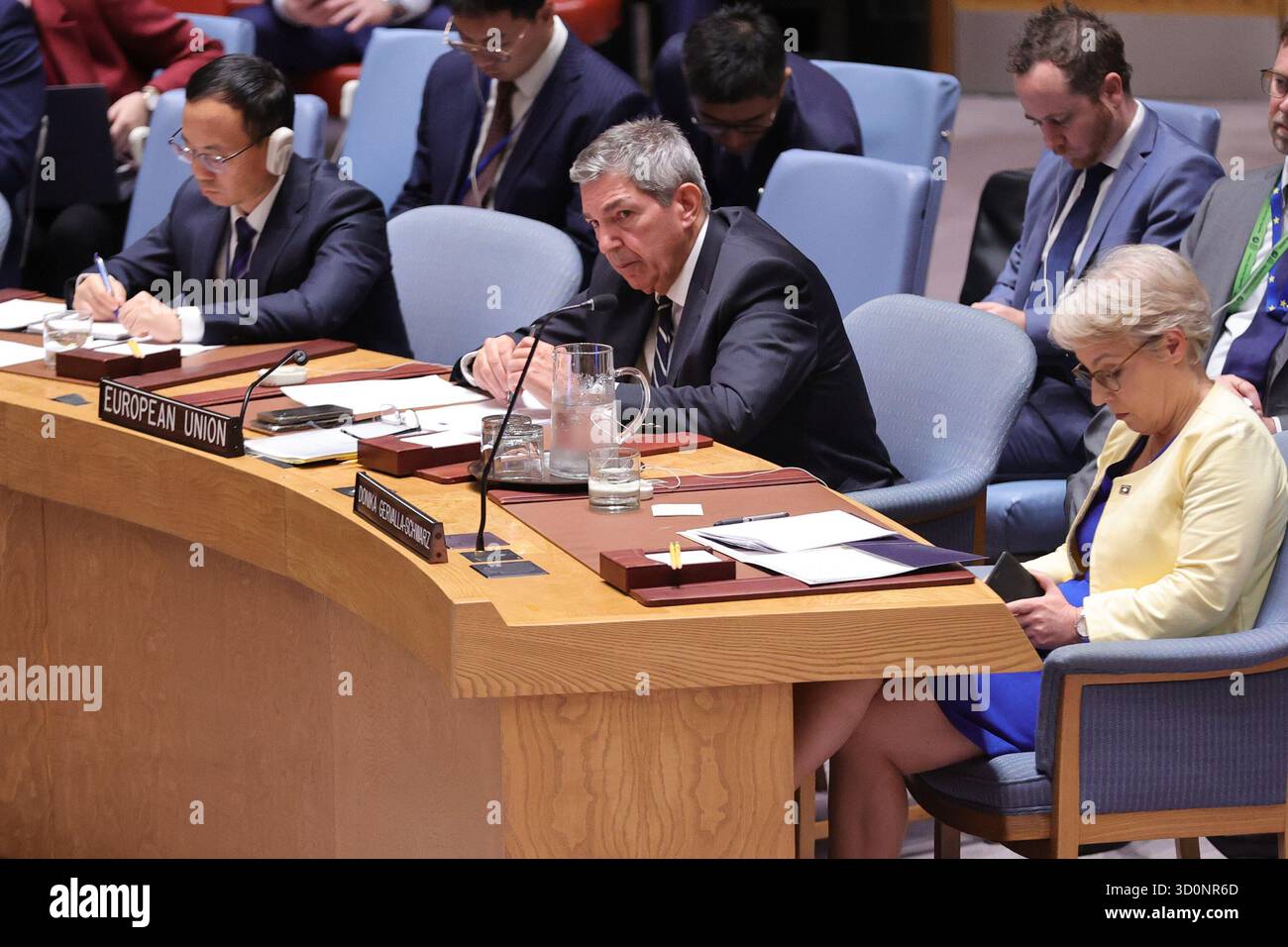 NAZIONI UNITE, NEW YORK – 21 OTTOBRE 2025: Ambasciatore Stavros Lambrinidis (C), capo della delegazione dell'UE alla riunione del Consiglio di sicurezza delle Nazioni Unite sugli sviluppi in Kosovo e missione di amministrazione ad interim delle Nazioni Unite in Kosovo (UNMIK), insieme a Dmitry Polyanskiy, vice rappresentante permanente della Federazione russa presso le Nazioni Unite. (Foto: Luiz Rampelotto/EuropaNewswire) Foto Stock