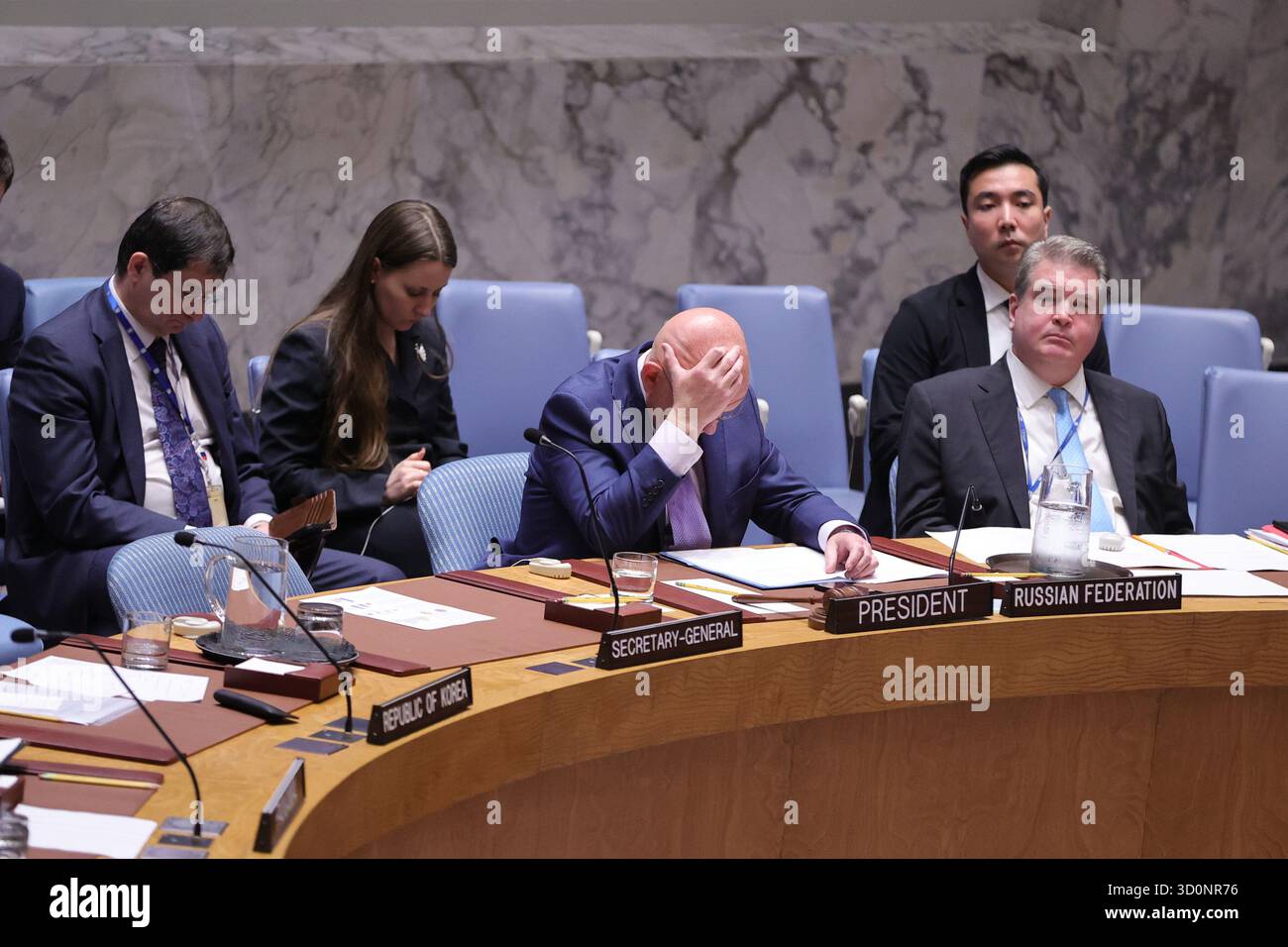 NAZIONI UNITE, NEW YORK – 21 OTTOBRE 2025: Vassily Nebenzia, rappresentante permanente della Federazione russa e presidente del Consiglio di sicurezza per il mese di ottobre, presiede una riunione del Consiglio di sicurezza sugli sviluppi in Kosovo e la missione di amministrazione ad interim delle Nazioni Unite in Kosovo (UNMIK), insieme a Dmitry Polyanskiy, rappresentante permanente della Federazione russa presso le Nazioni Unite. (Foto: Luiz Rampelotto/EuropaNewswire) Foto Stock