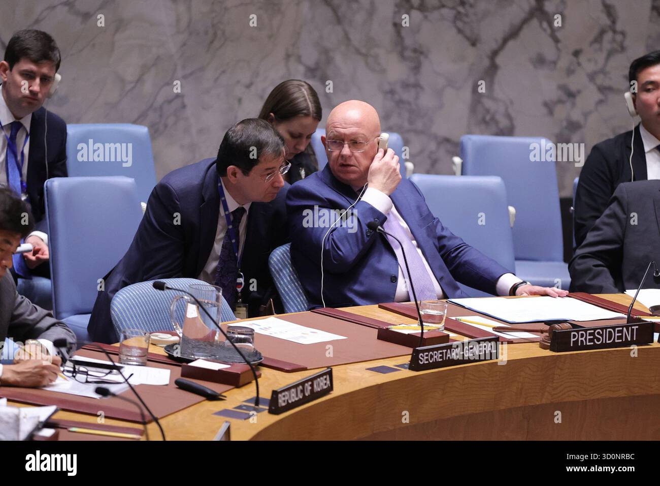 NAZIONI UNITE, NEW YORK – 21 OTTOBRE 2025: Vassily Nebenzia, rappresentante permanente della Federazione russa e presidente del Consiglio di sicurezza per il mese di ottobre, presiede una riunione del Consiglio di sicurezza sugli sviluppi in Kosovo e la missione di amministrazione ad interim delle Nazioni Unite in Kosovo (UNMIK), insieme a Dmitry Polyanskiy, rappresentante permanente della Federazione russa presso le Nazioni Unite. (Foto: Luiz Rampelotto/EuropaNewswire) Foto Stock