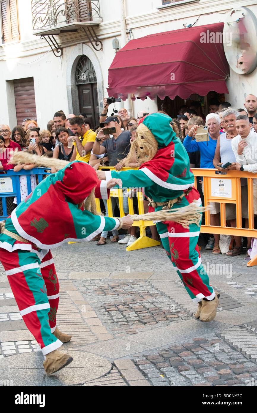 Italia, Sardegna, Nuoro, Fonni - 2 agosto 2025 - Identitades. 13° Festival Internazionale del Folklore con una sfilata di folklore sardo e internazionale Foto Stock