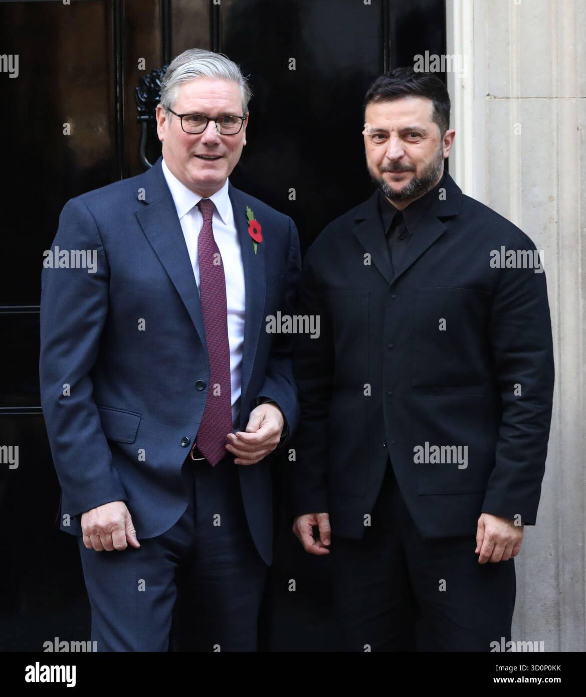Londra, Regno Unito. 24 ottobre 2025. Il primo ministro britannico Keir Starmer saluta il presidente ucraino Volodymyr Zelensky al n. 10 di Downing Street, Londra, venerdì 24 ottobre 2025. Starmer sta ospitando i leader europei per una coalizione del vertice volontario in aiuto dell'Ucraina. Foto di Hugo Philpott/UPI credito: UPI/Alamy Live News Foto Stock