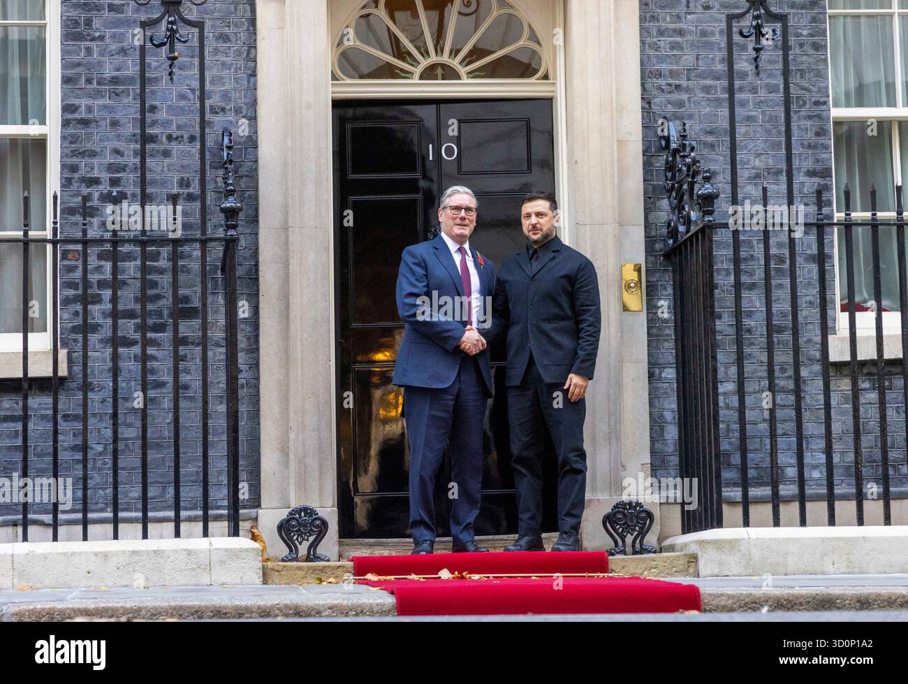 Londra, Regno Unito. 24 ottobre 2025. Riunione della “Coalizione dei volenti” a Londra. Il presidente ucraino Volodymyr Zelensky incontra il primo ministro britannico Keir Starmer al 10 di Downing Street. Si prevede che chieda all'Europa di fornire missili a lungo raggio per aiutare Kiev a mantenere il suo slancio contro Mosca credito: Mark Thomas/Alamy Live News Foto Stock